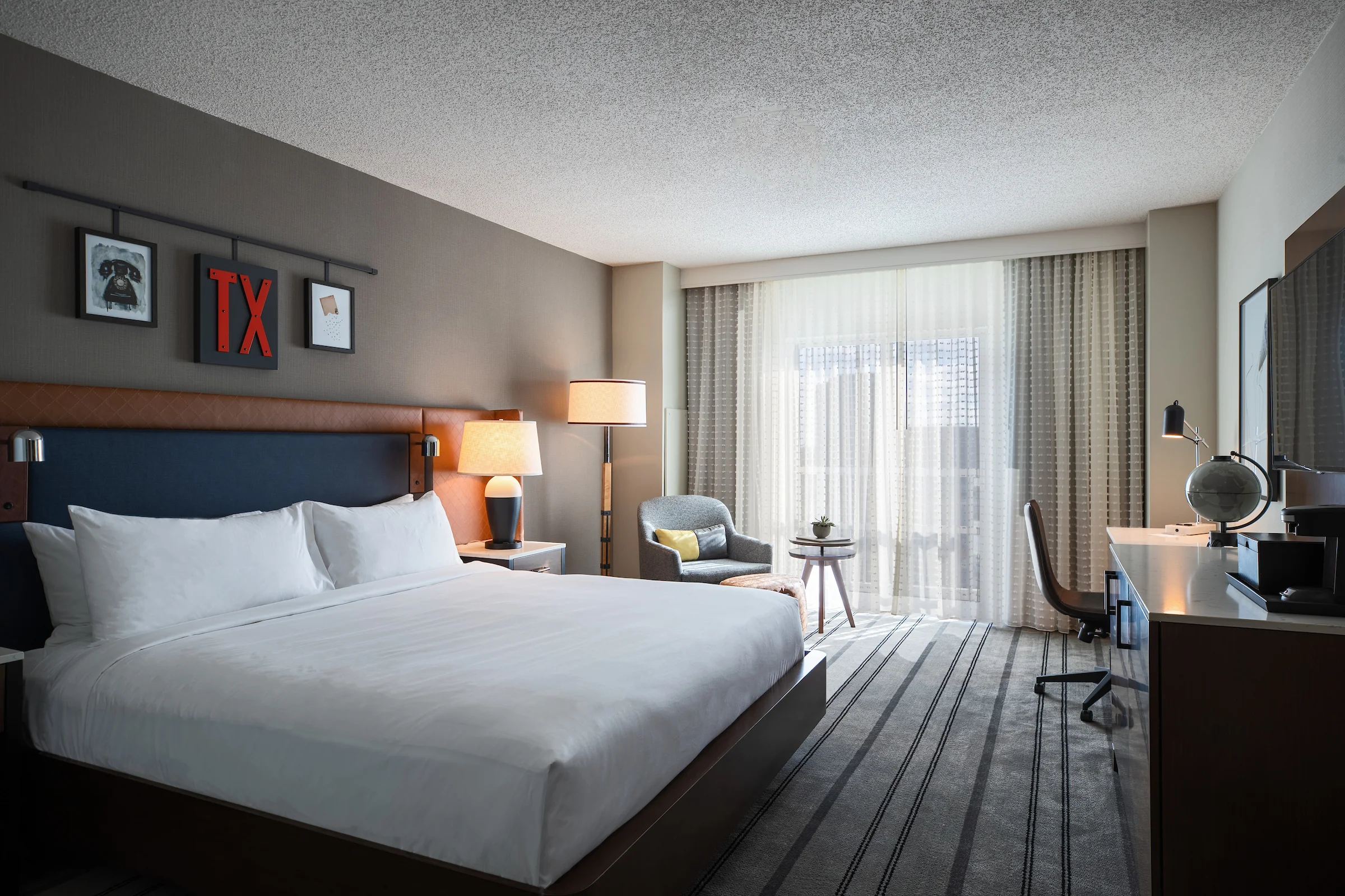Guestroom_Standard_King_7815.jpg