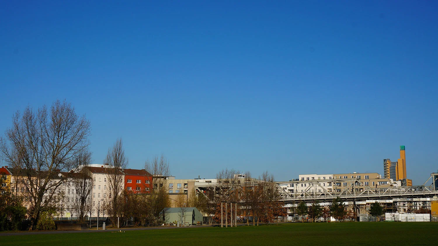 Yogena-Berlin-am-Gleisdreieck.jpg