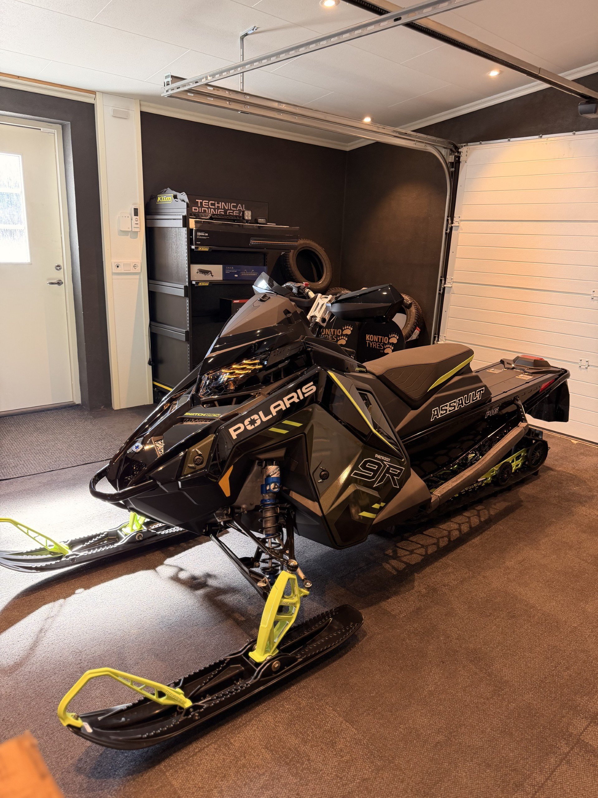 Polaris 9R Switchback Assault 146 Escape 2026 i svart och Sagebrush Green, till salu och finns i butik hos FXT Motor i Ockelbo.