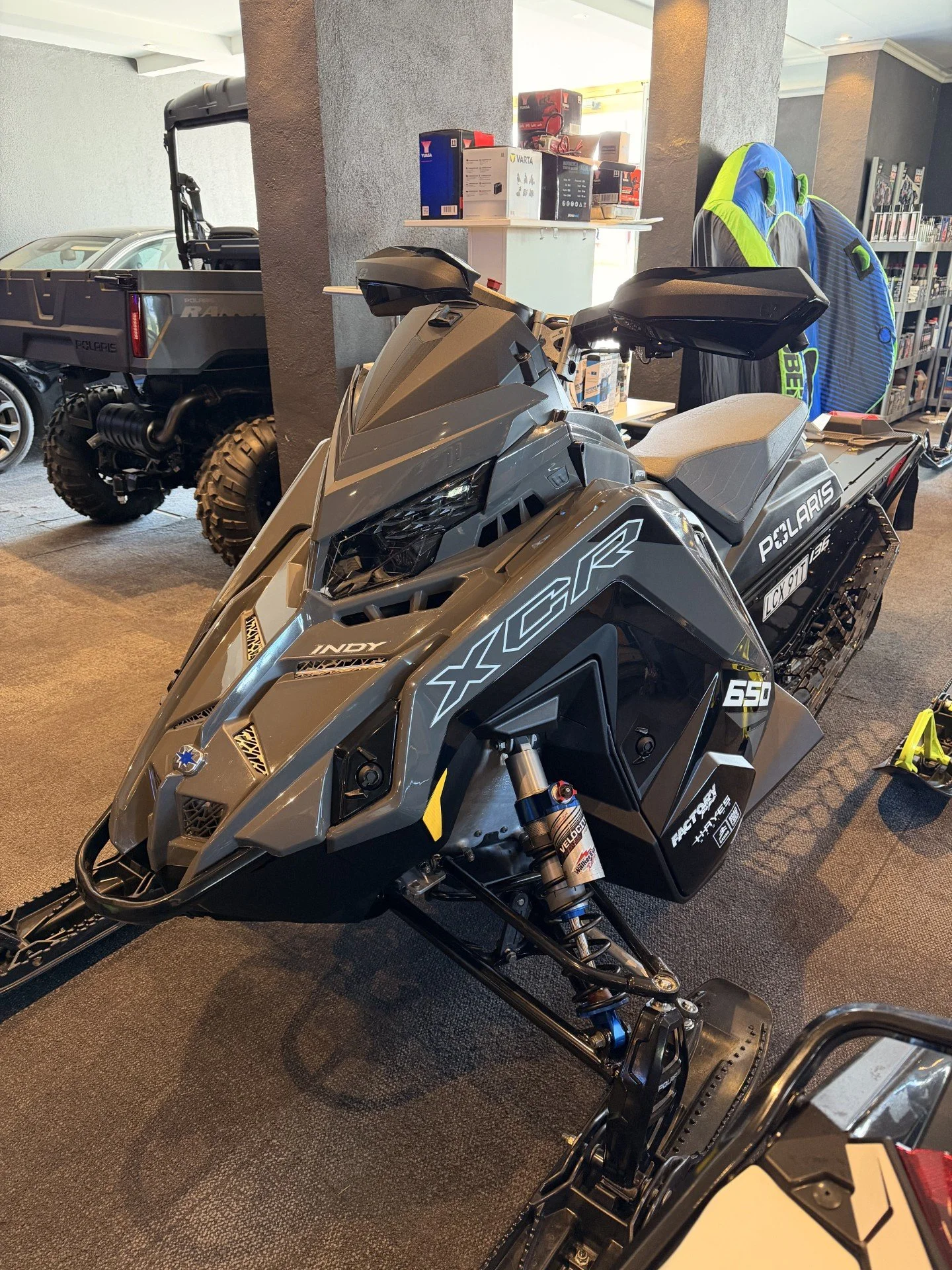 Begagnad Polaris INDY 650 XCR 136 tum, modellår 2024, till salu hos FXT Motor i Ockelbo.