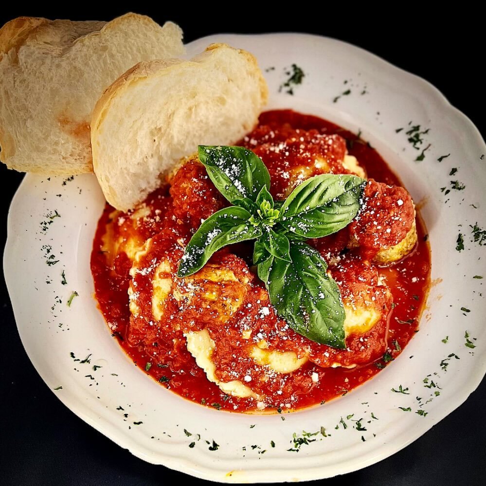 🚨Ravioli Feature🚨

Ricotta Cheese with Tomato Sauce 
 
We saved the best for last!! Labriolas is featuring our signature ravioli meals that offer the highest quality of products. This week&rsquo;s new variety offers a perfect meatless entree during