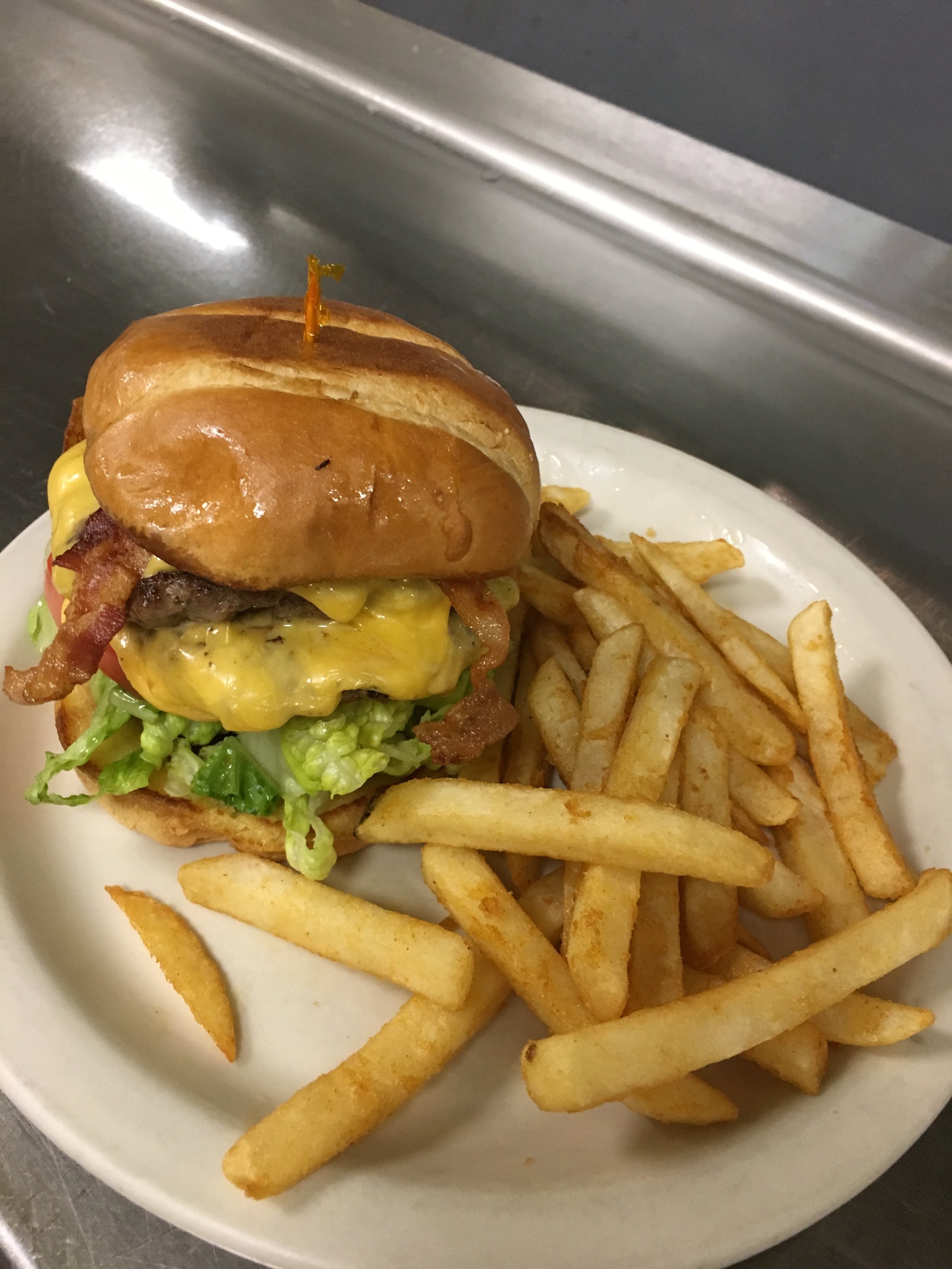 Bacon Cheeseburger w/ Fries