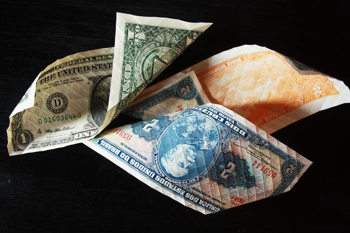Előhajtogatva a bankjegyek, ez kb a munka 30%-a. Amikor ez megvan, akkor jöhet az igazi móka, a megfelelő hajtások mentén összedobni a halakat!