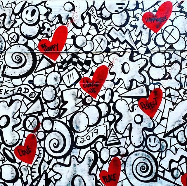 Happy Valentine&rsquo;s Day! A reminder to chose #love #respect #happiness #peace ❤️ Street Art by @hektad._official ....
Hektad is a New York City graffiti artist that began his career in 1982. In 2013, after taking a break, he launch his whimsical 