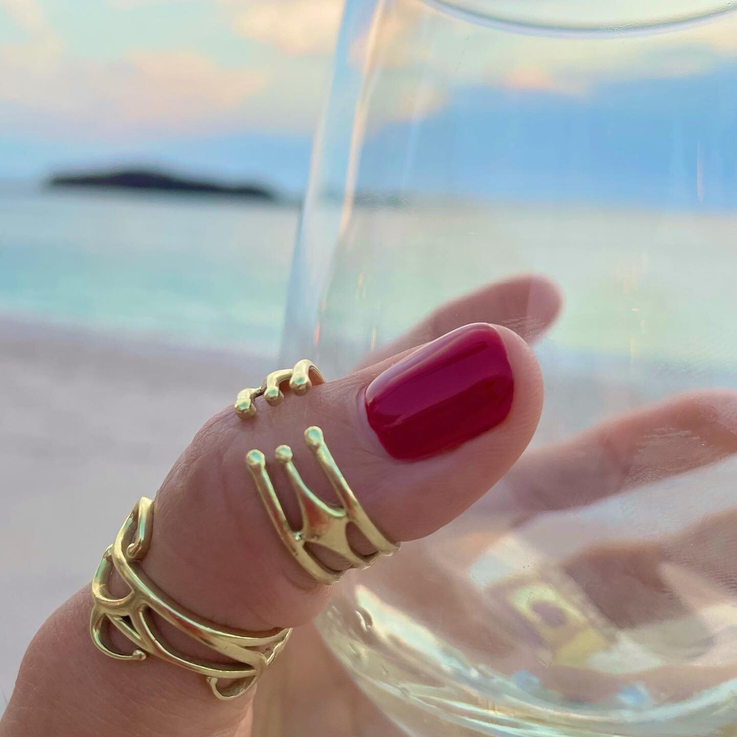 Thumb rings signify freedom. Many people believe that having a ring on the thumb means strength, independence, and individuality. ... However, the time has defined this classic belief that associates thumb rings to free will, will power and independe