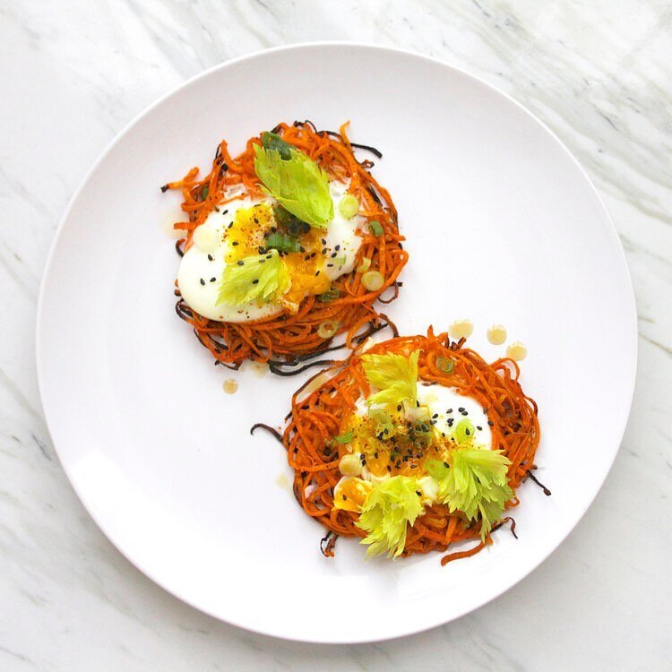 MOTHER&rsquo;S DAY BRUNCH | Sweet Potato Nests with Jammy Yolks🍠🍳😋- all you need is a &lsquo;tator and some eggs.  Customize with your own DIY topping bar - think bacon, cheese, chives, and and some hot sauce...or sesame oil, chili crisp, fish sau