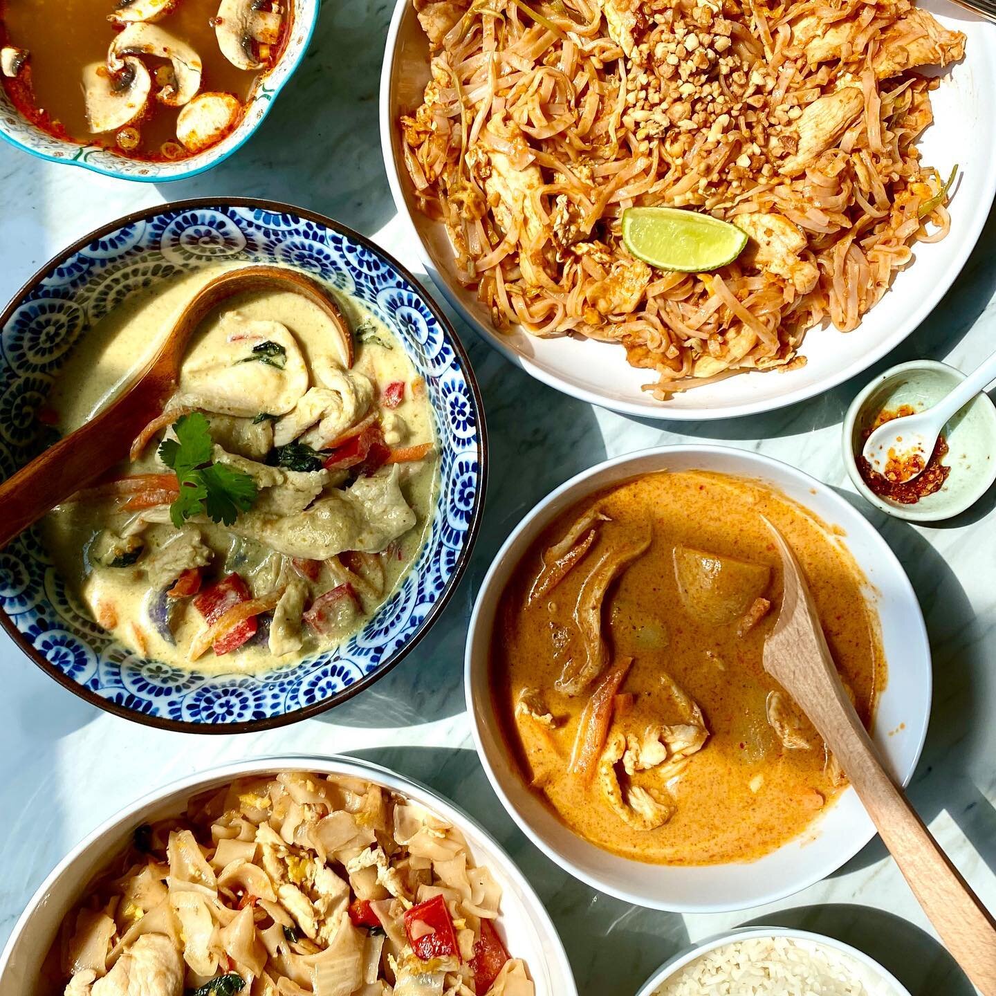 #fridaymood #takeout with @aloyaloythai 😋. Massaman and Green Curries, Pad Thai, Pad Kee Mao, and Tom Yum Soup.  Lunch specials Mon-Sat until 3PM AND they have a #glutenfree menu💛. What are you waiting for?  #treatyoself #supportlocal #thaifood #as