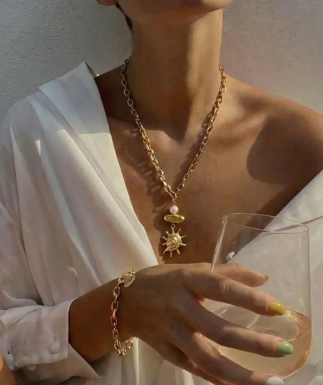 Chunky Chain Radiant Shell Necklace