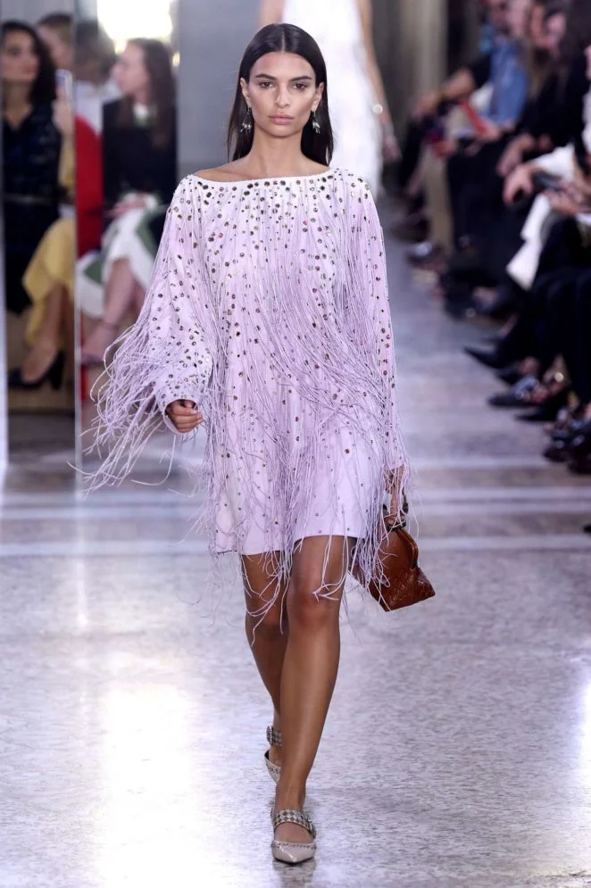 Emily-Ratajkowski--Bottega-Veneta-show-Runway---Spring-Summer-2018,-Milan-Fashion-Week-10-662x995.jpg