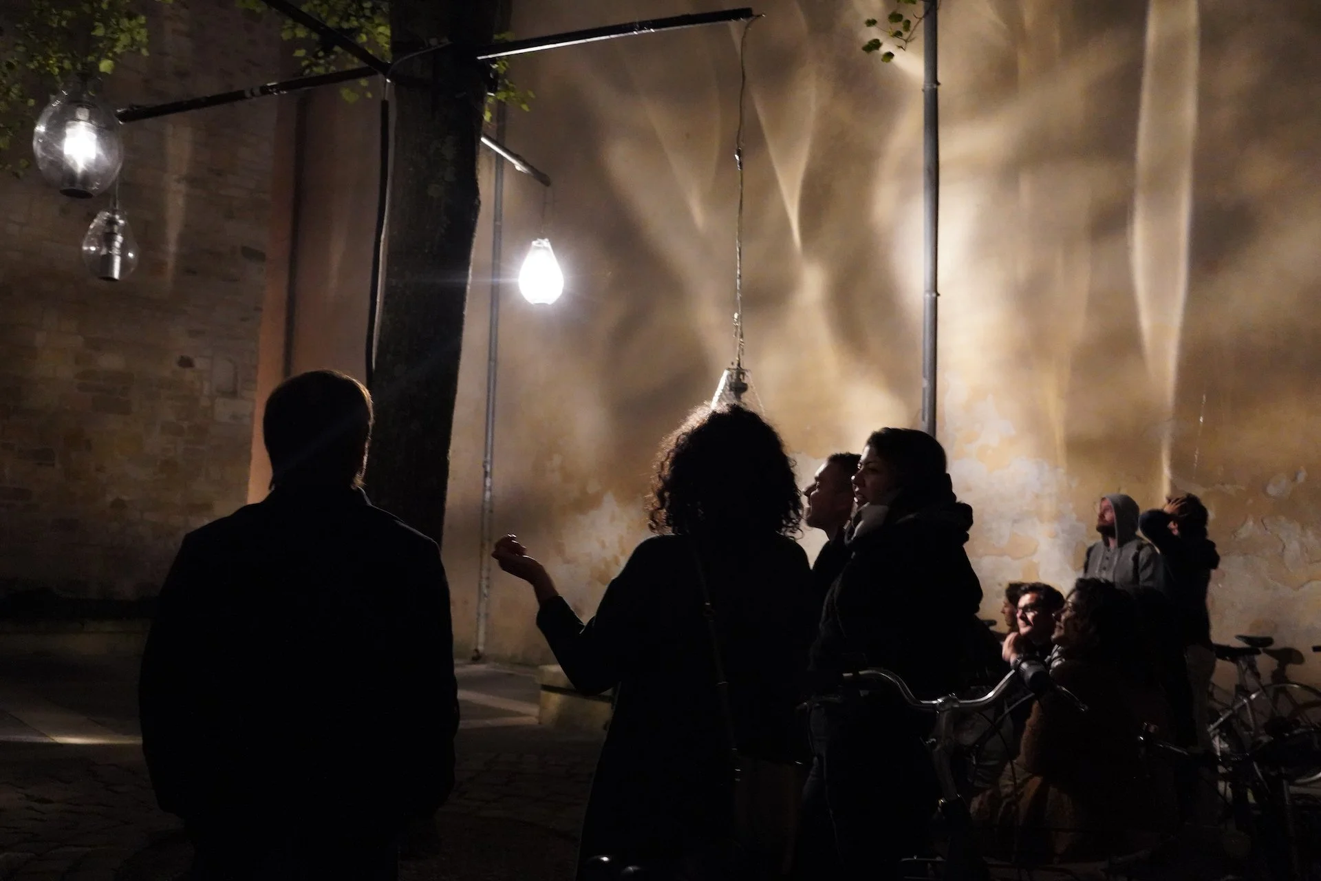  Rising is materialised through 4 glass chandeliers that we have conceptualised in collaboration with a Murano glassblower in Italy and a distinctive LED system creation company based in Barcelona. These lamps have the ability to create light effects