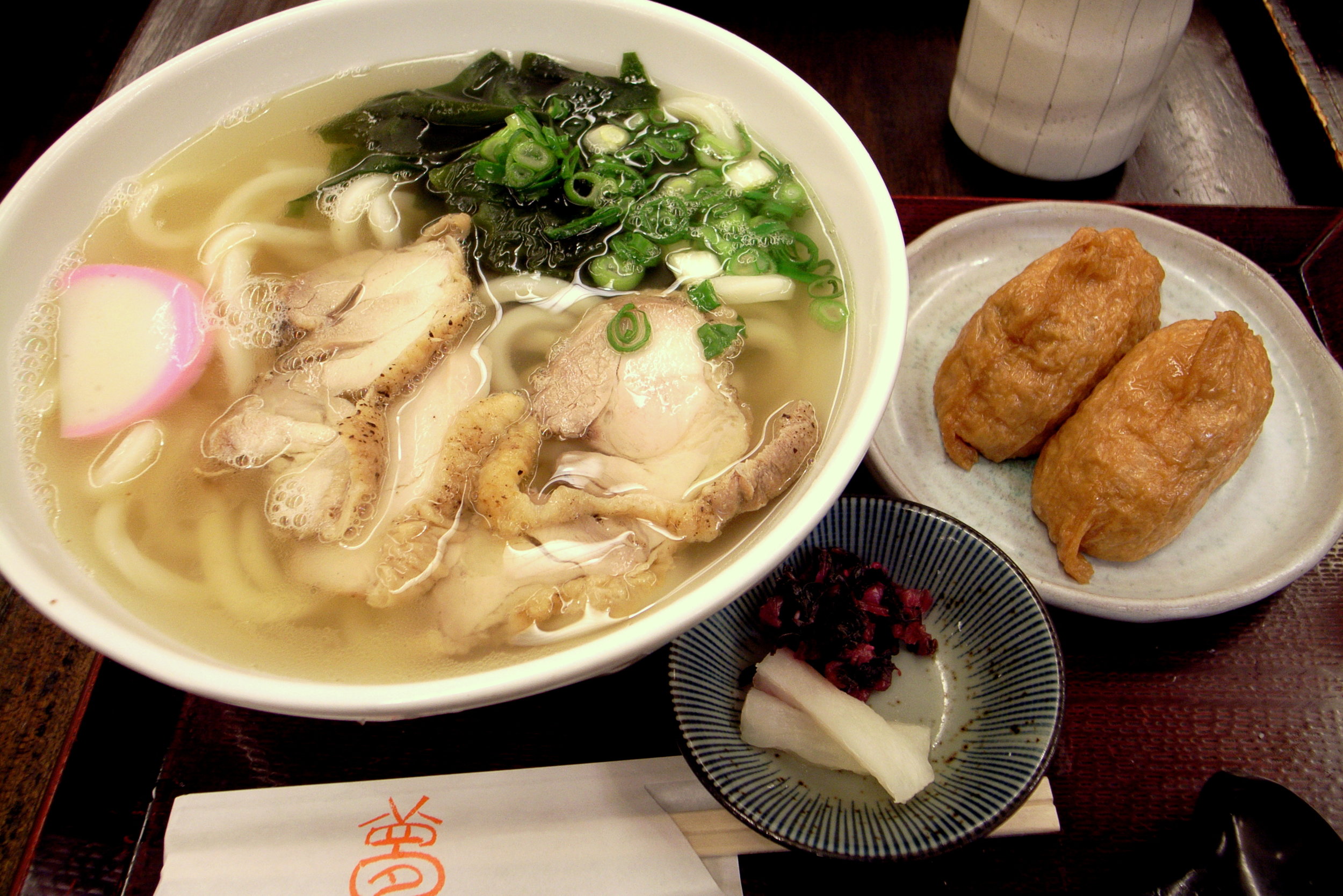 Tori-shio-udon_and_inarizushi_by_yoppy_in_Shibuya,_Tokyo.jpg