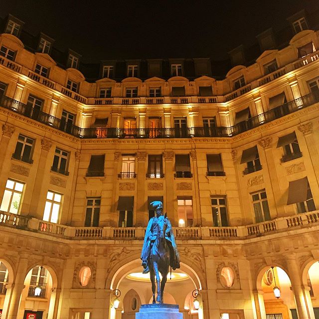 #nighttime #summer #restaurant #conversation #placeedouardvii #illumination #lestwins #paris #france #photography