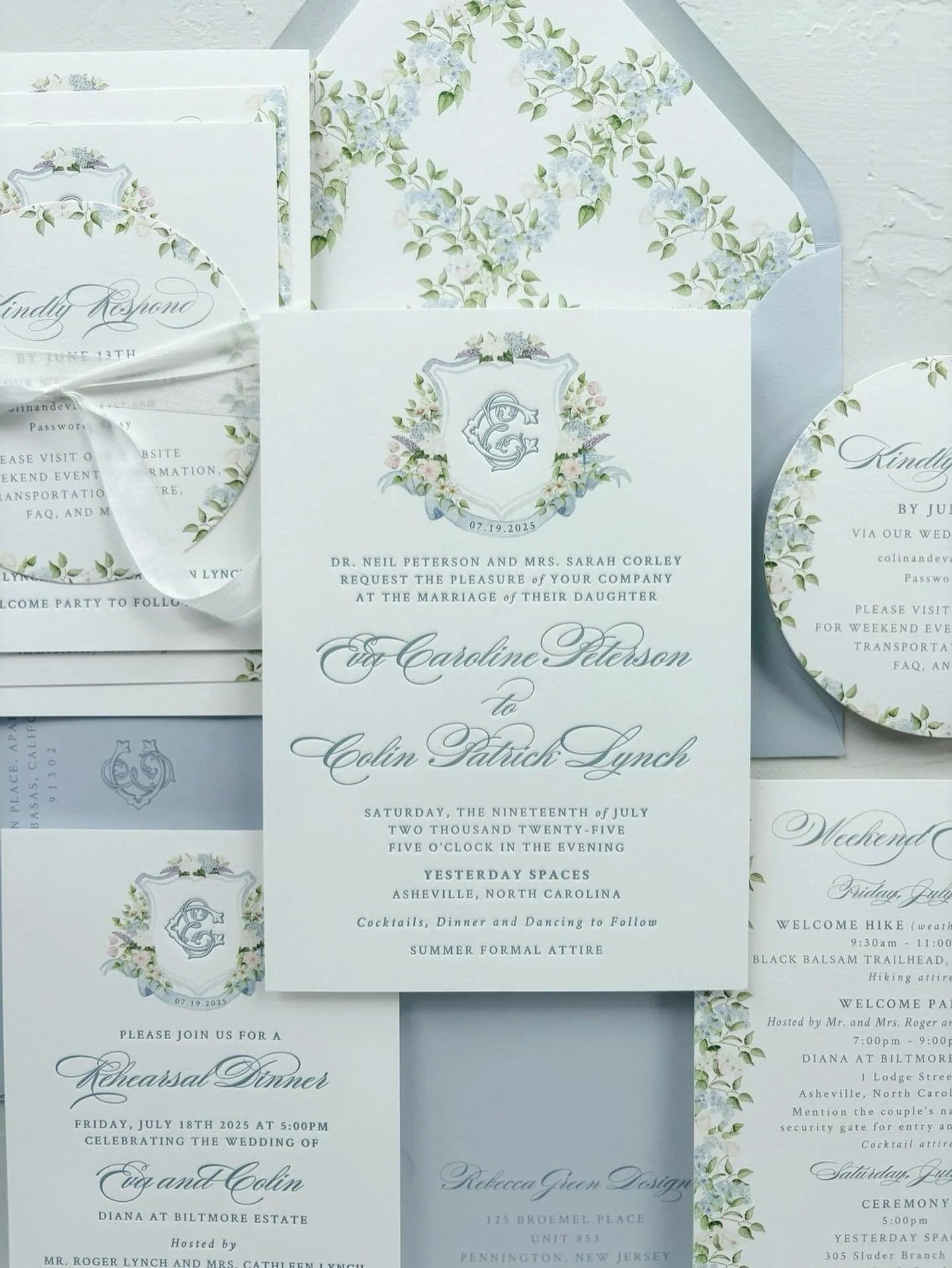 Still not over the details from Eva and Colin&rsquo;s big day!  We designed a custom crest that paired seamlessly with The Abigail Suite. The mix of pillowy letterpress with the watercolor details elevated the suite to perfection ✨

#customweddinginv