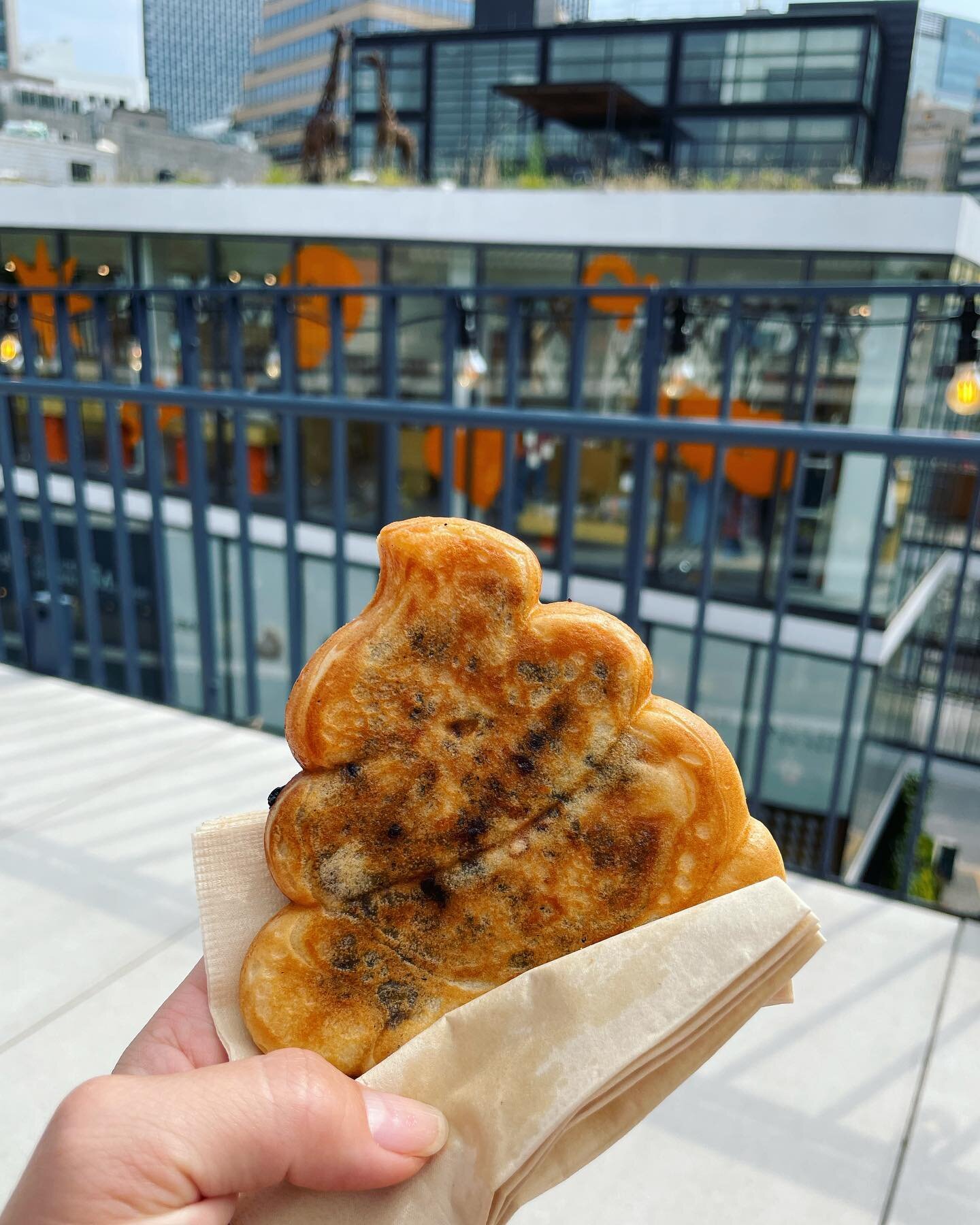 While in Seoul, you bet that Korean pancakes (Hotteok)were consumed. This 💩shaped version was quirky and delicious while shopping at Ssamzigil, an adorable mall with many artisan shops, located along #insadong street.
&bull;
&bull;
&bull;
#eats #eat