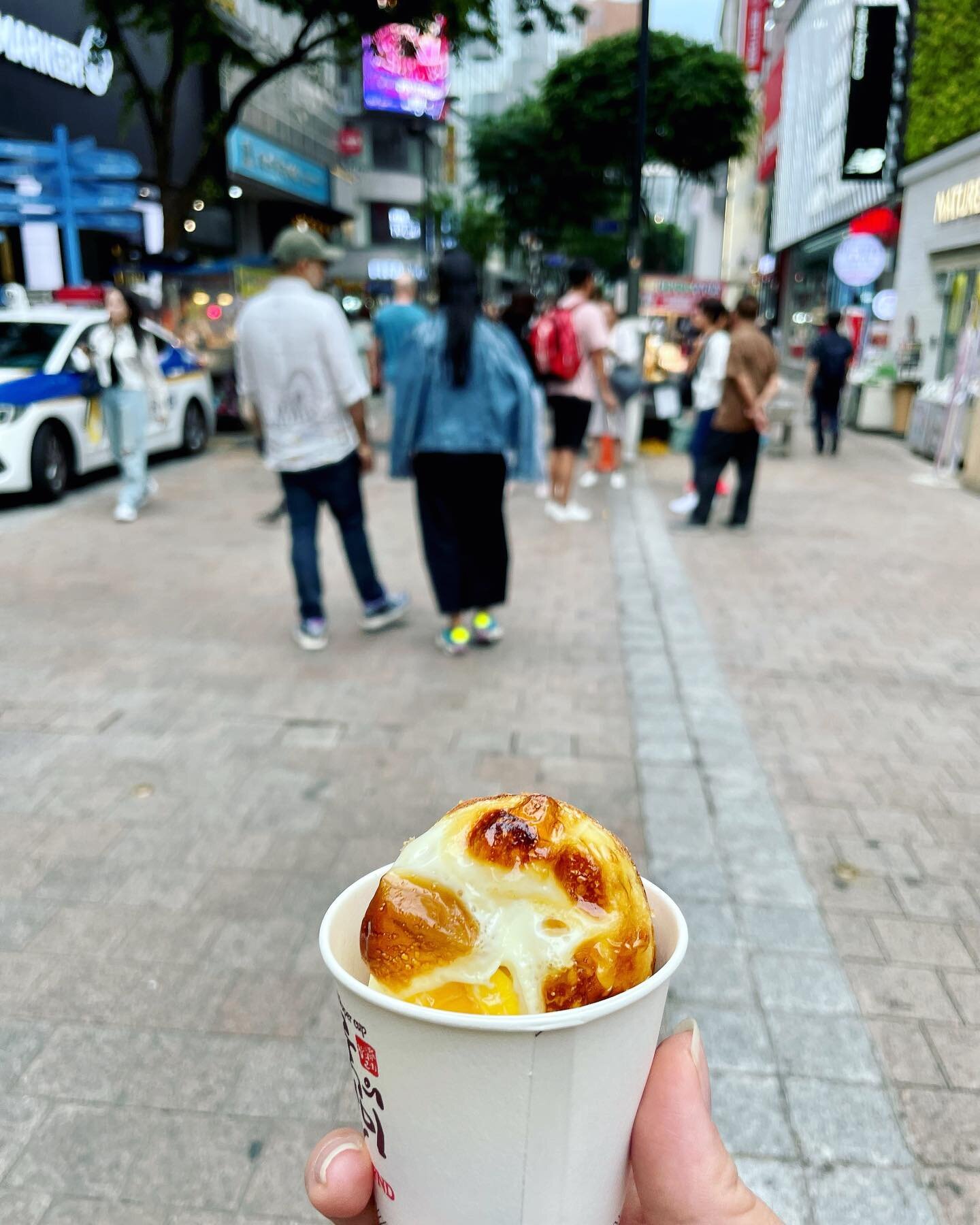 Seoul has an abundance of delicious street food. We loved the Myeong-dong Night Market! I&rsquo;ll share some of the amazing finds. First up is egg bread! This sweet and savory gem hit the spot.
&bull;
&bull;
&bull;
#eats #eater #yum #food #foodgawke