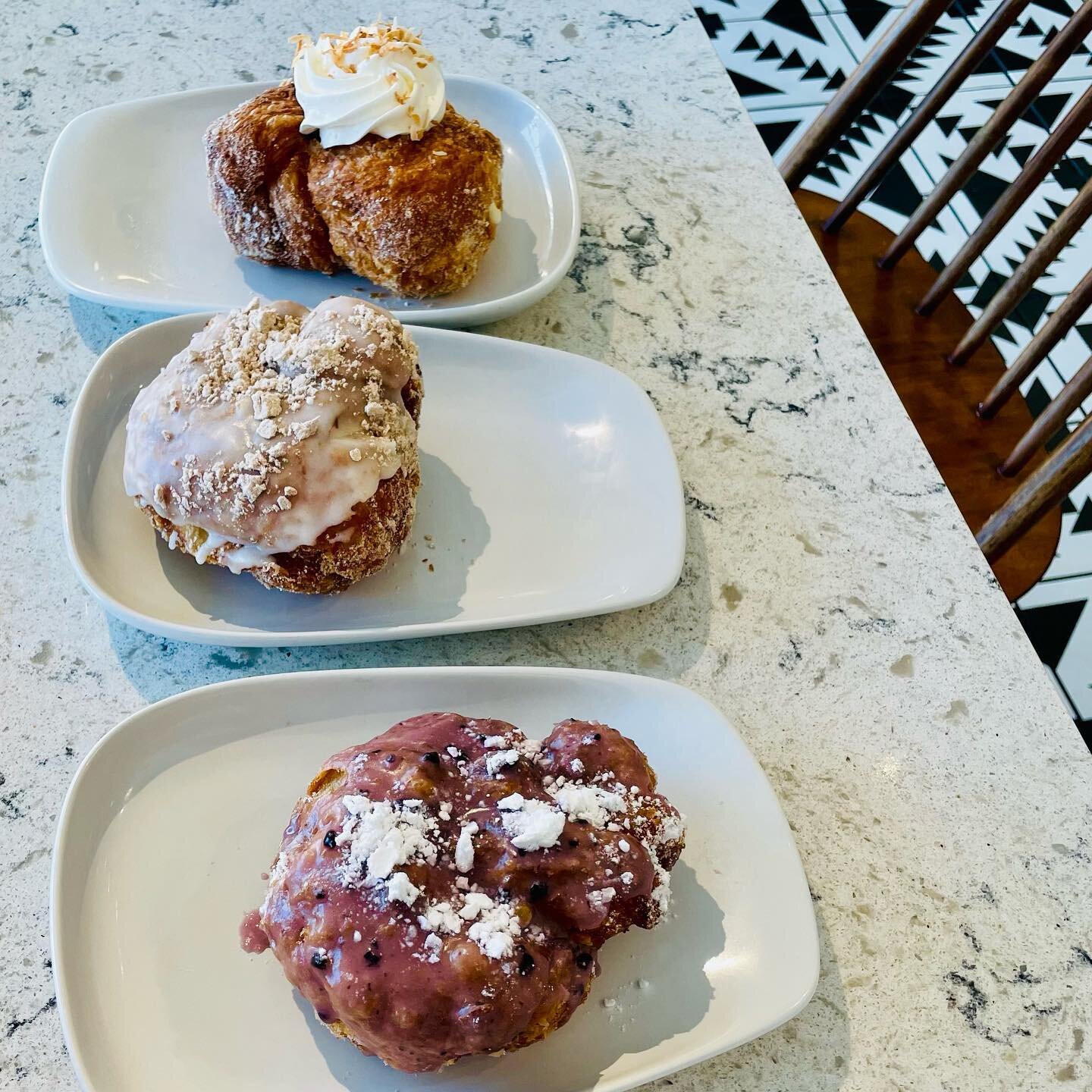 📍 @parlordoughnutsbranson has chewy, airy donuts with the perfect sweetness! We loved them! Here is blueberry hill, sandy beach (cinnamon roll flavors), and coconut cream filled. Not pictured but also delicious: spinach pesto breakfast sandwich, bre