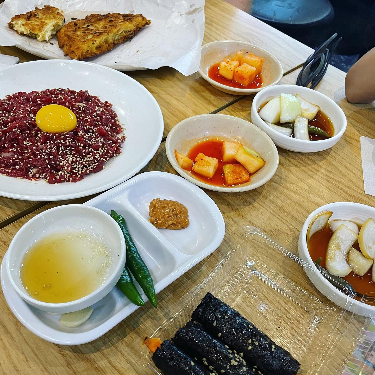 Gwangjang Market in Seoul 🇰🇷 is so vibrant and inviting. I could spend hours wondering the stalls. On this visit we enjoyed mung bean pancake, gimbap, and beef tartare! It was all soooo good! 
&bull;
&bull;
&bull;
#eats #eater #yum #food #foodgawke