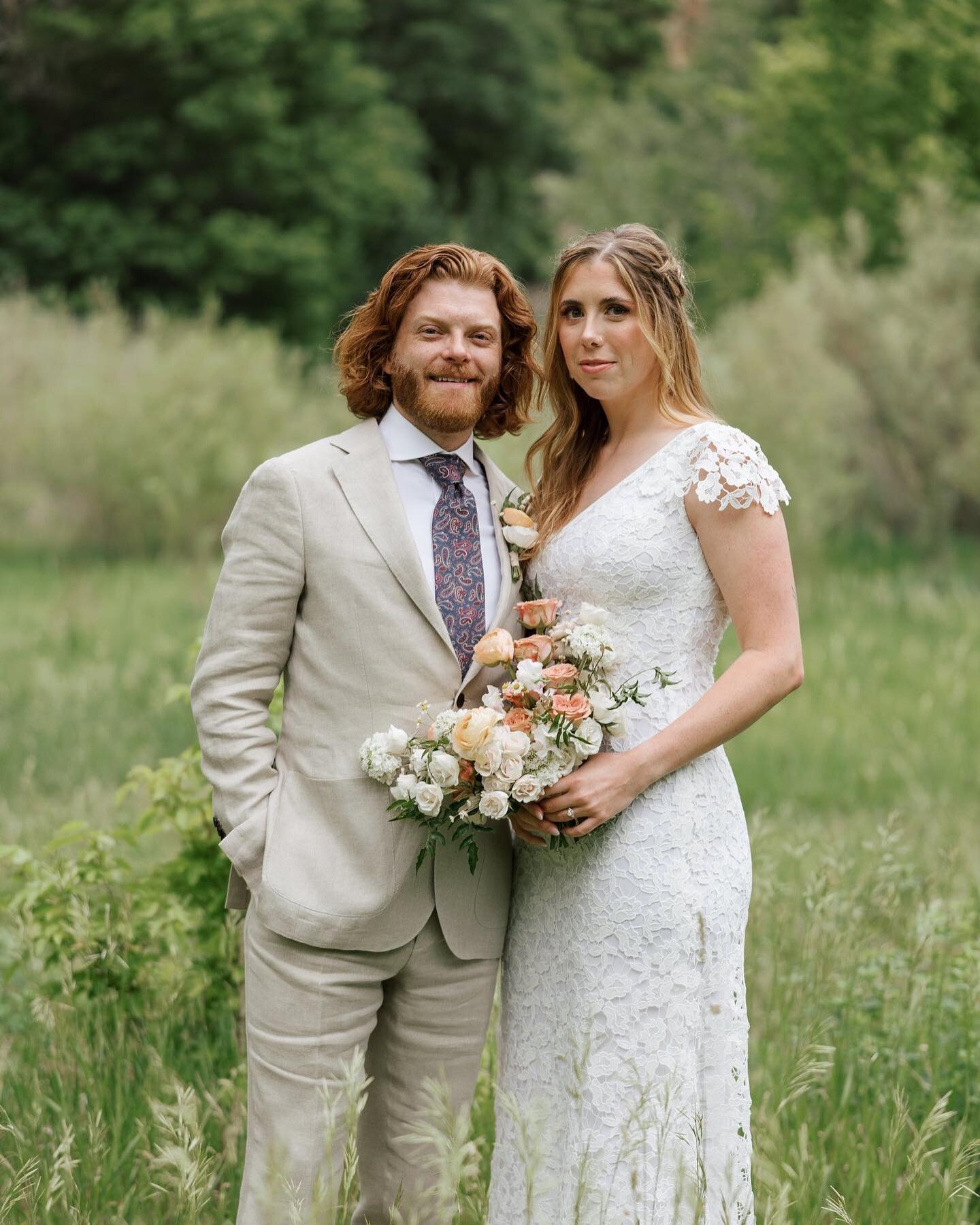 Some floral details from a beautiful elopement 🍃

Photo: @nicolewimmer 
Floral: @iviefloralco 
Coordinating: @dewittplanning 
Hair and Makeup: @lexiharkerbeauty 
Cake: @thedessertstudioutah