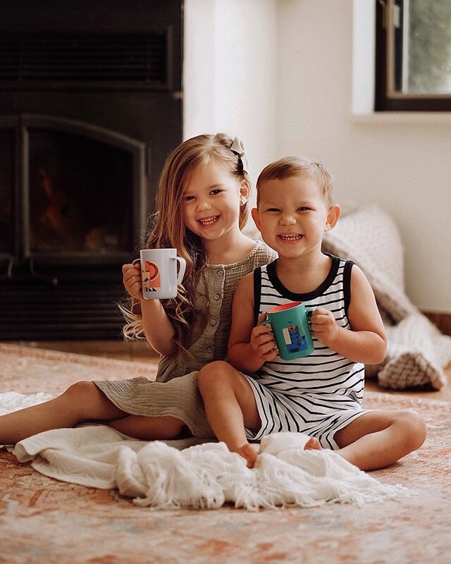 When you&rsquo;re so confident in the cups spill-proof feature that you even let them drink on the carpet. 😆 This is, by far, the greatest cup your children could own. I know, I KNOW, I&rsquo;m dramatic, but I really think the @tommeetippeenorthamer