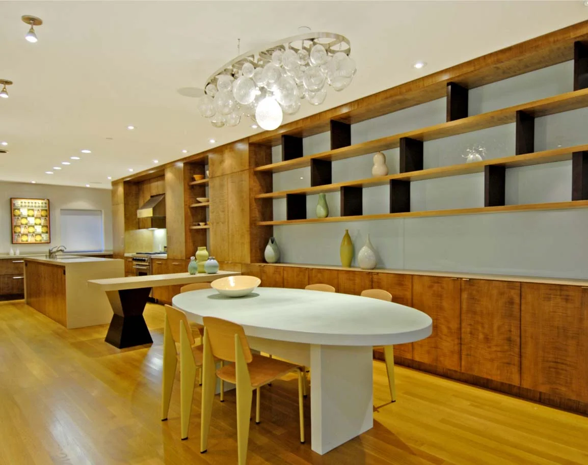 This oceanfront Santa Monica pied-a-terre is the home away from home for an American family living mainly in Paris. The original apartment layout was dense and dark, with several rooms extending back from the ocean view. In the course of renovation, the unit was totally opened up into a loft-like space. Even the kitchen at the rear of the building now has light and air and a beautiful ocean view. A gently curving wall separates the public from the private areas of the house. It is also the main organizing element of the plan, suggesting literally and figuratively a path to the sea. The interior palette has clean and relaxing pastel colors – blues, greens, violets – the changing colors of the sea. It is the ideal atmosphere for a vacation home in Southern California.
