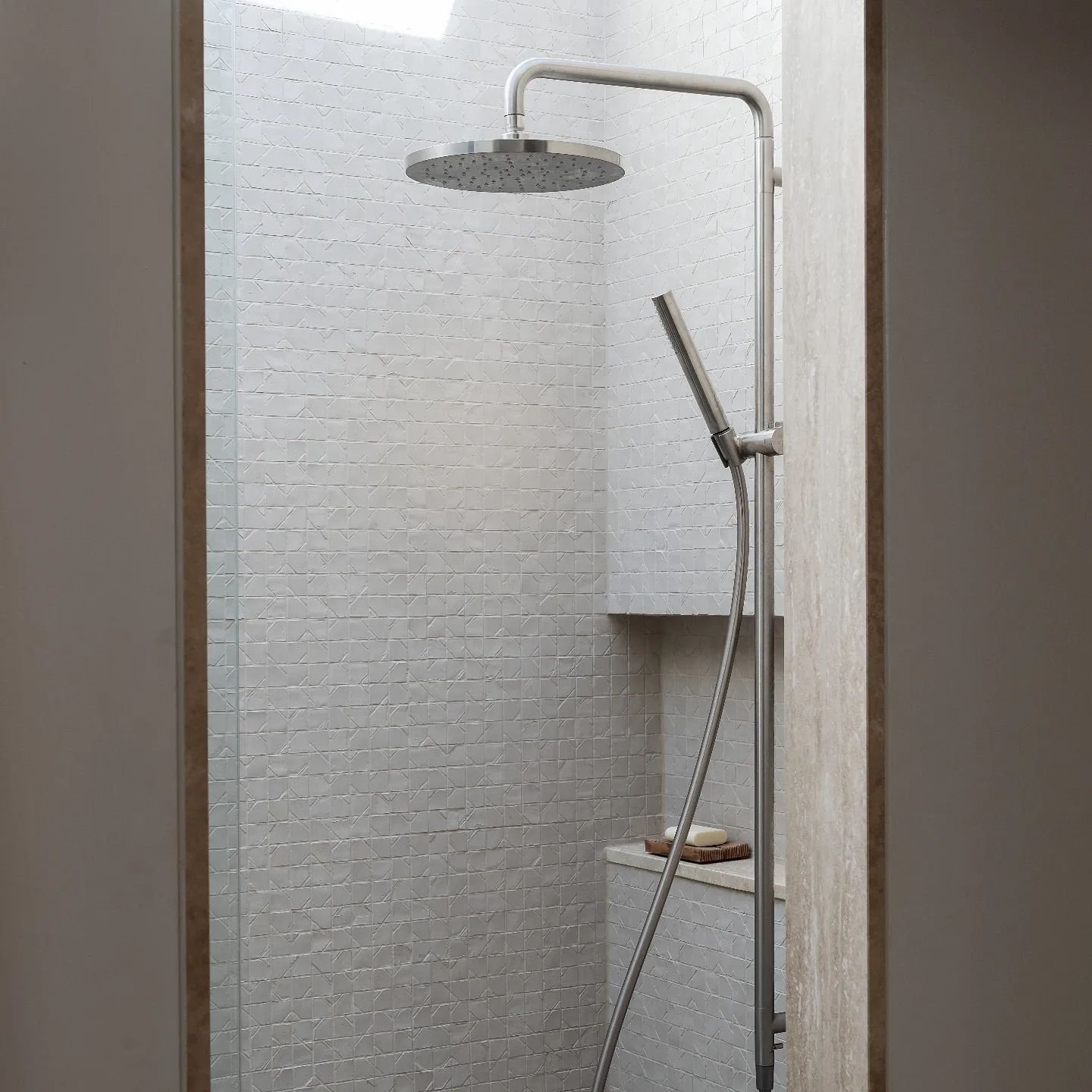 Mini Mosaics Sumi-E Delta looking fantastic in this project by @studiolwa 

Photography @samuel_hartnett