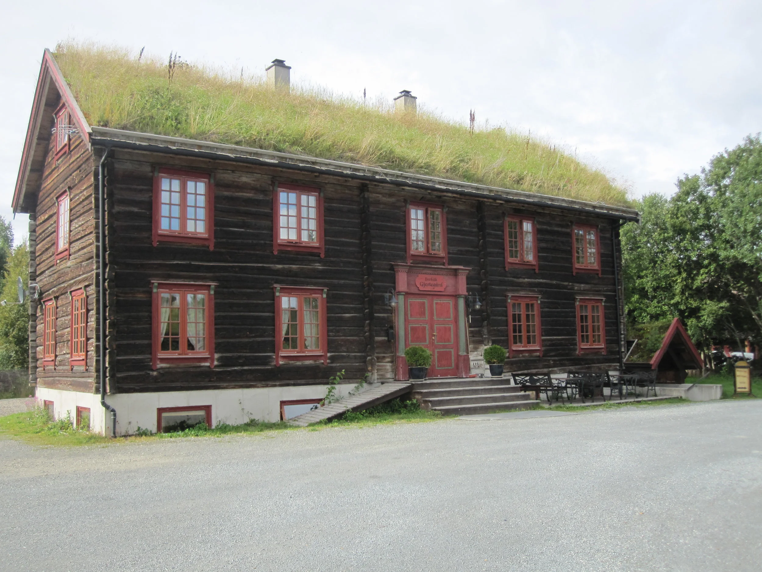  Gjestegården har dobbeltrom med egne bad. Felleskjøkken inkl. i fellesarealet.  