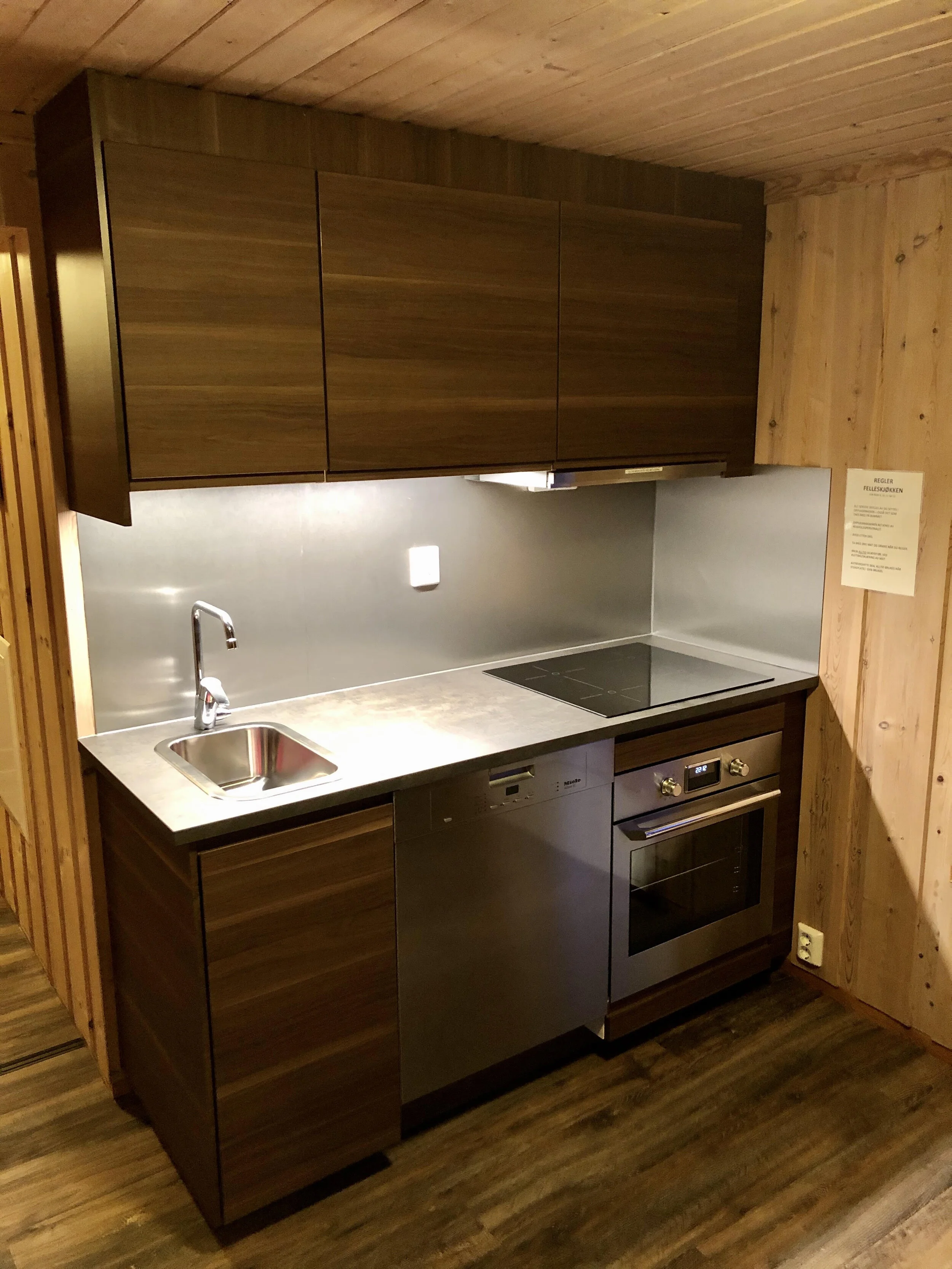  Felleskjøkken med kjøleskap, fryser, koke - og stekemuligheter og oppvaskmaskin.  