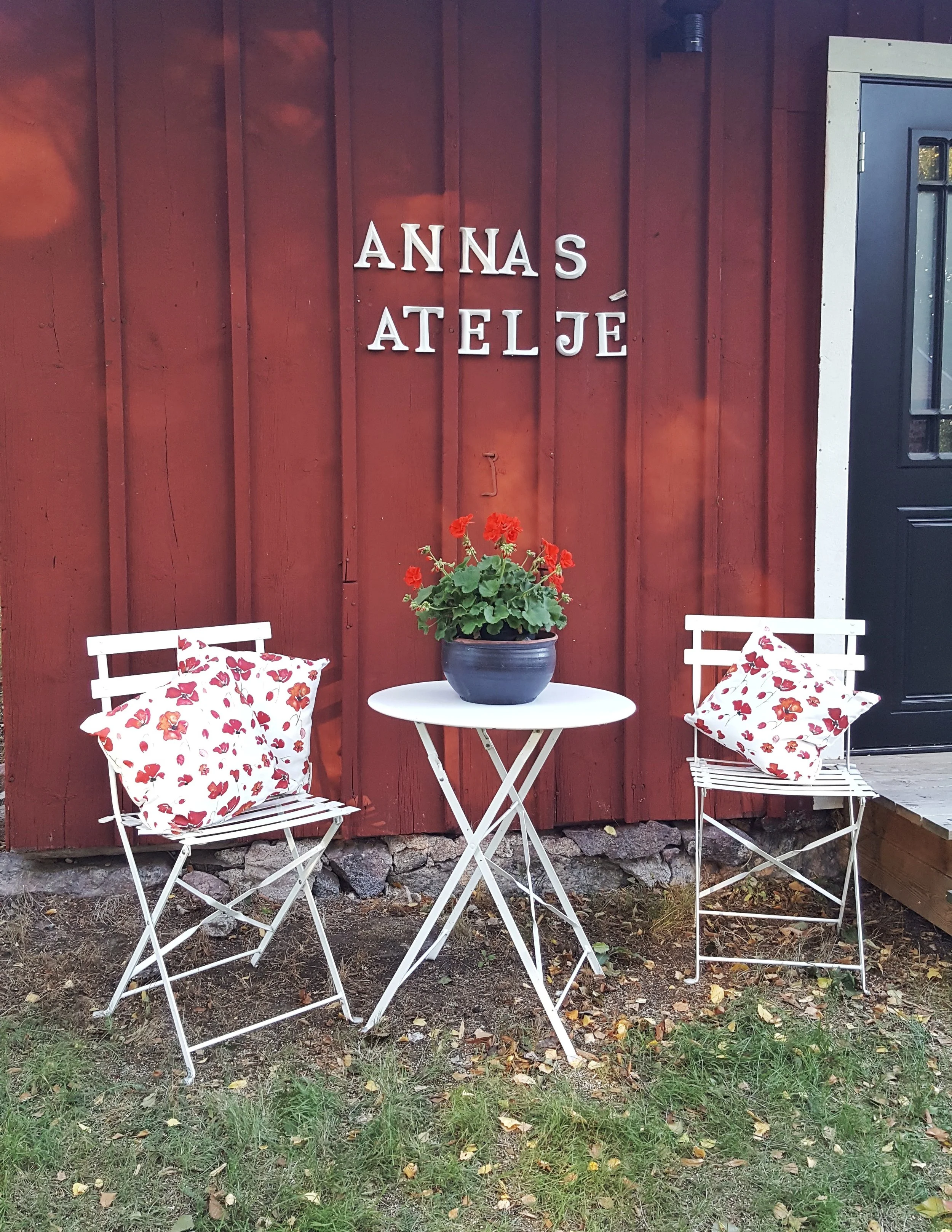 Vallmokuddarna utanför ateljén I.jpeg