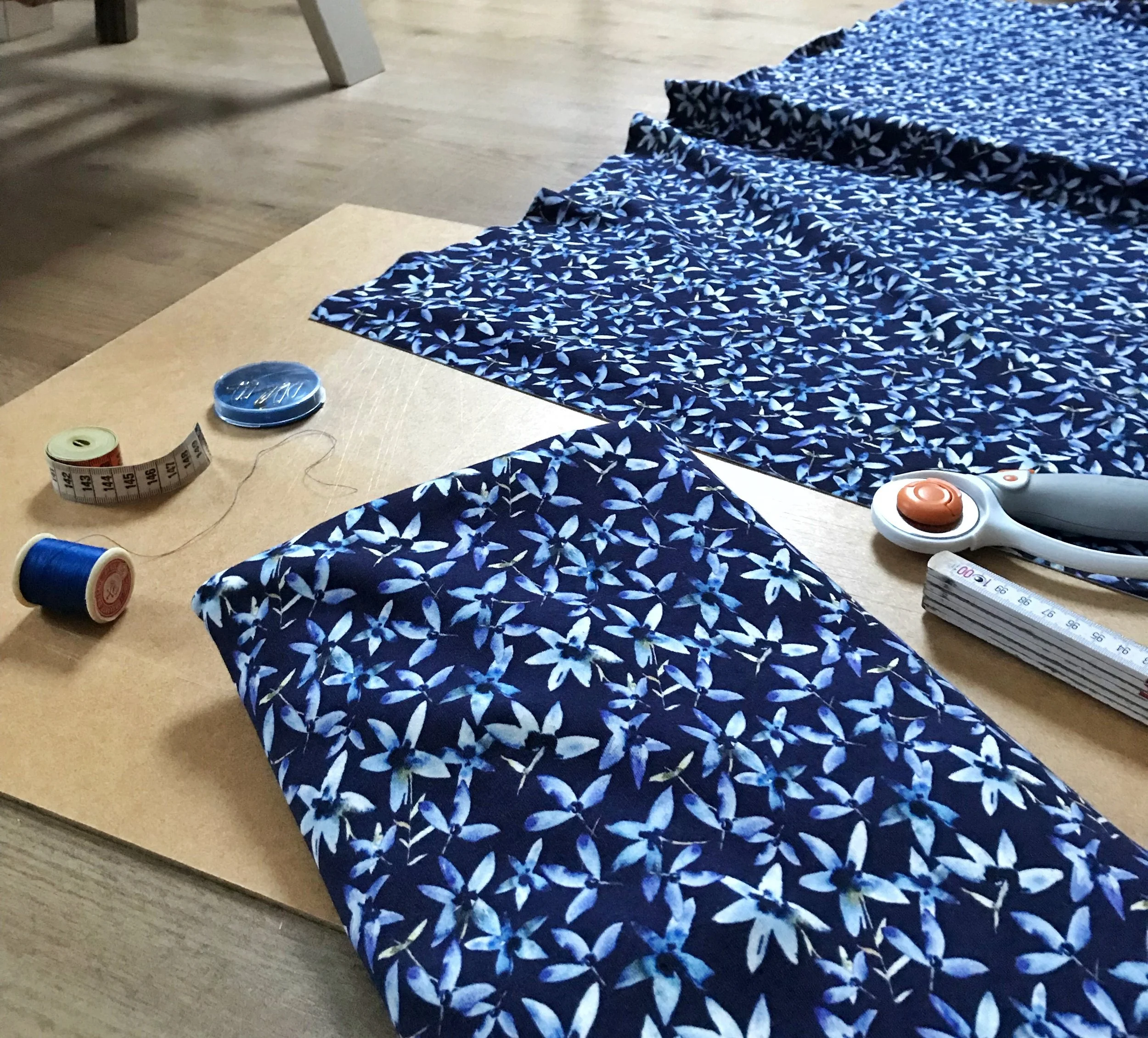 Anemones on ultramarine klippning på golvet.jpg