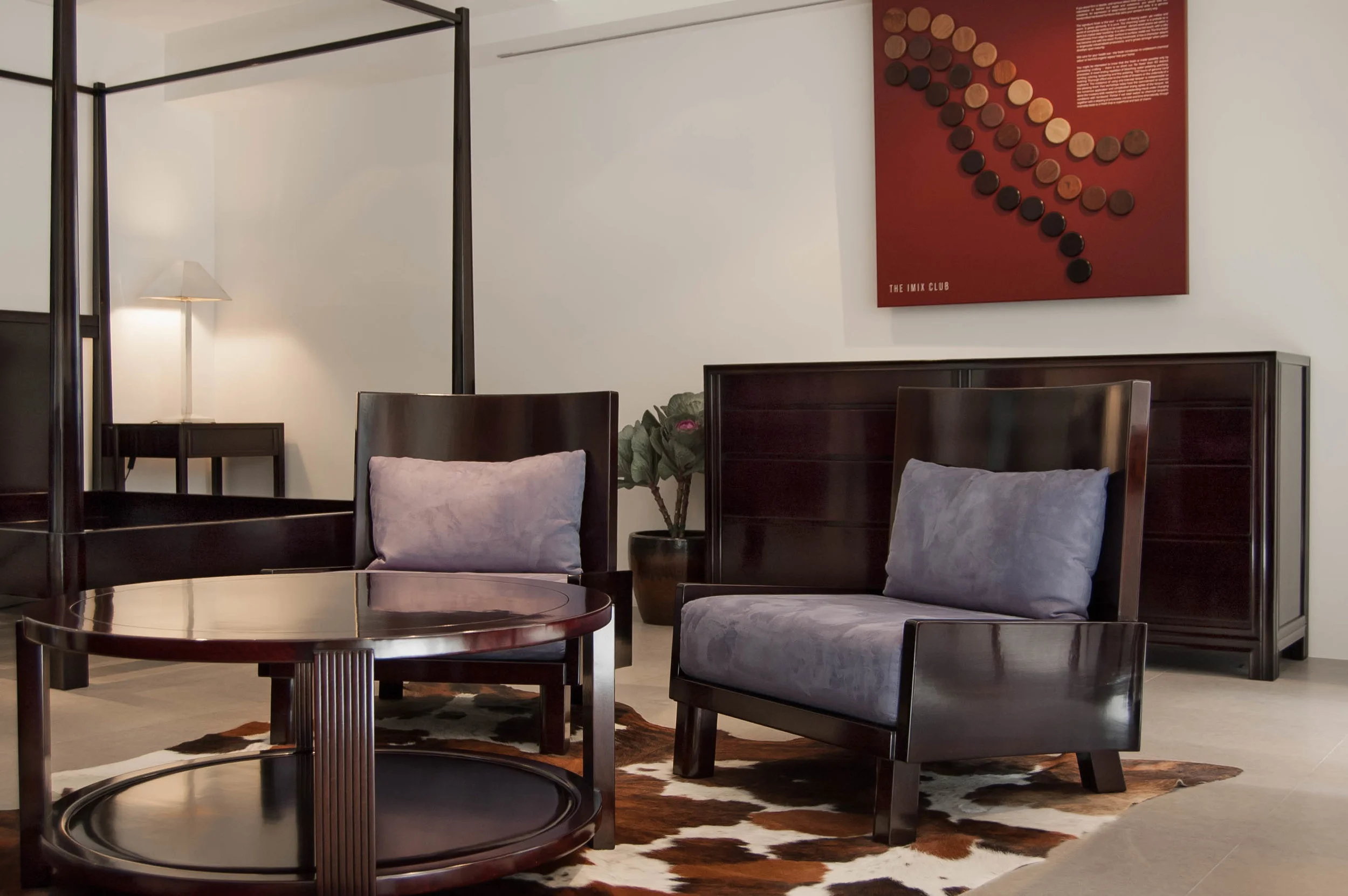 ....furniture setting : coffee table, lounge chair, chest of drawers and canopy bed..家具展廊陈设 :咖啡台,安了椅,抽屉柜,架子床....