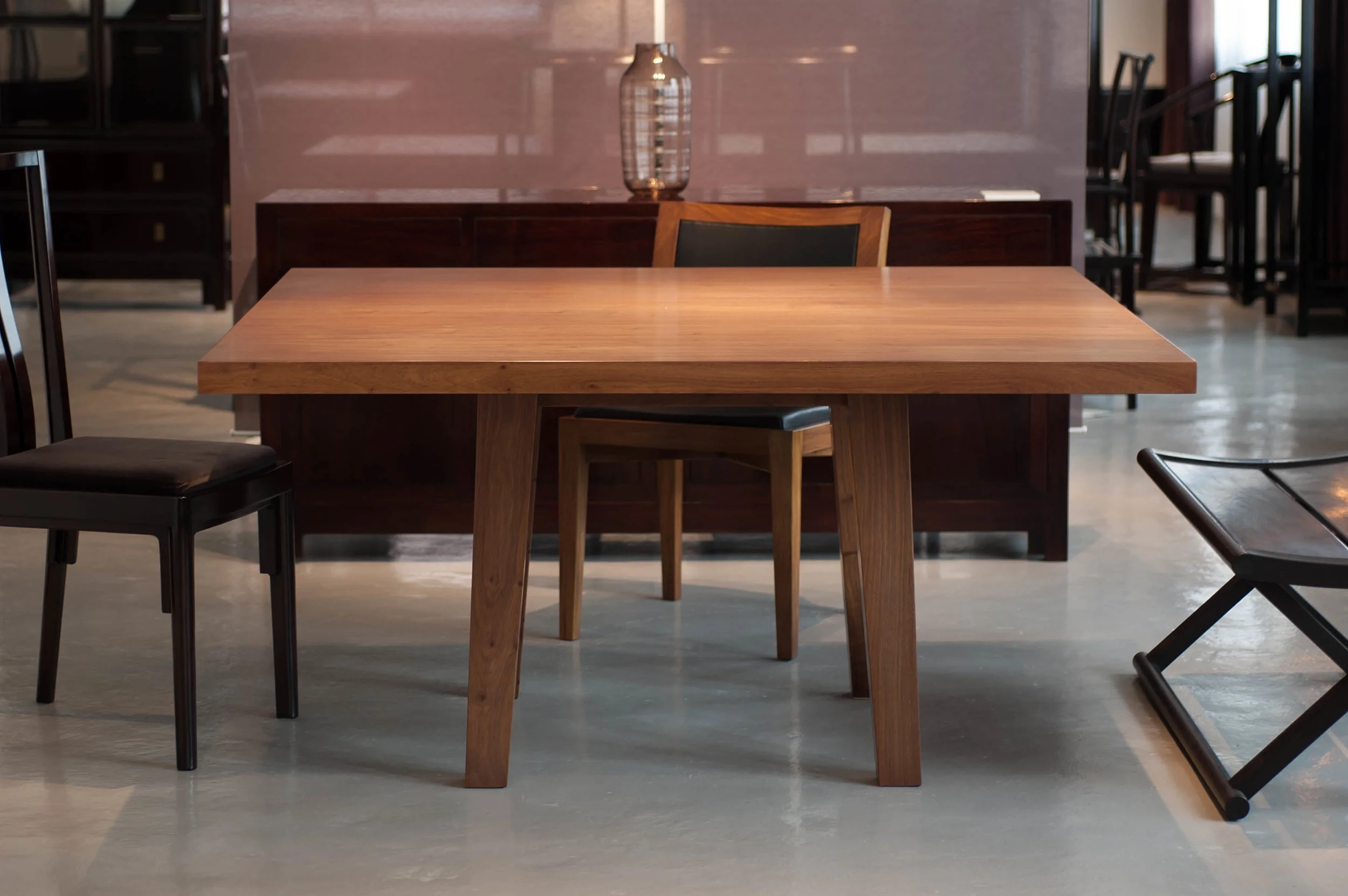 ....furniture setting : dining table, side chair and bench..家具陈设 :餐台,靠背椅与板凳....