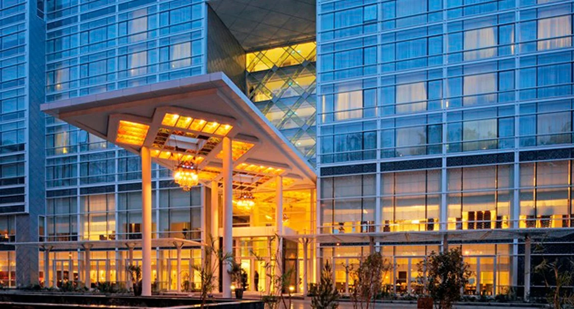 serena-hotel-s00-251-1170-630-p-center_center-FFFFFF.jpg
