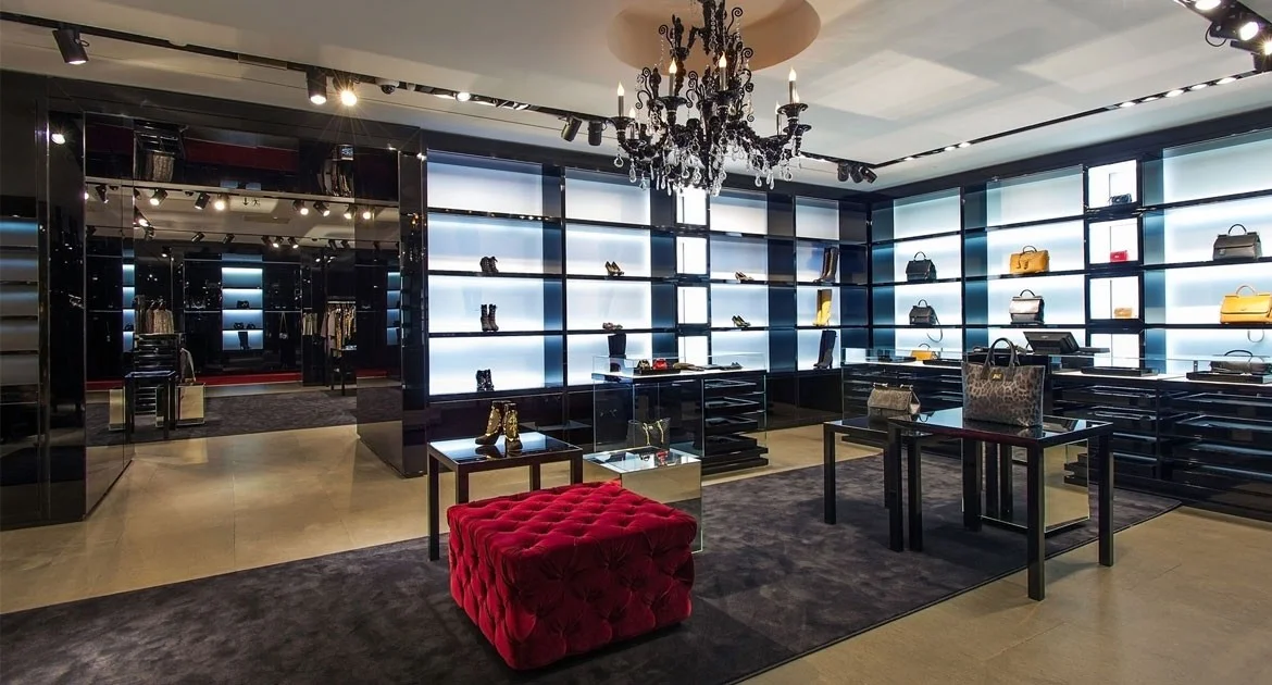 dolce-gabbana-store-s01-132-1170-630-p-center_center-FFFFFF.jpg