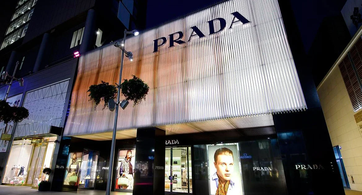 prada-store-s00-112-1170-630-p-center_center-FFFFFF.jpg