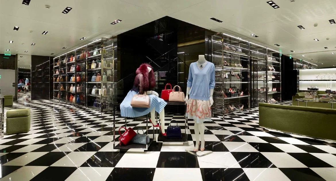 prada-store-s01-111-1170-630-p-center_center-FFFFFF.jpg