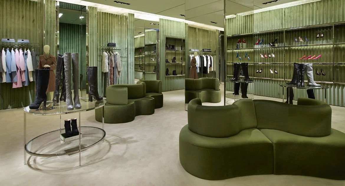 prada-store-s08-119-1170-630-p-center_center-FFFFFF.jpg