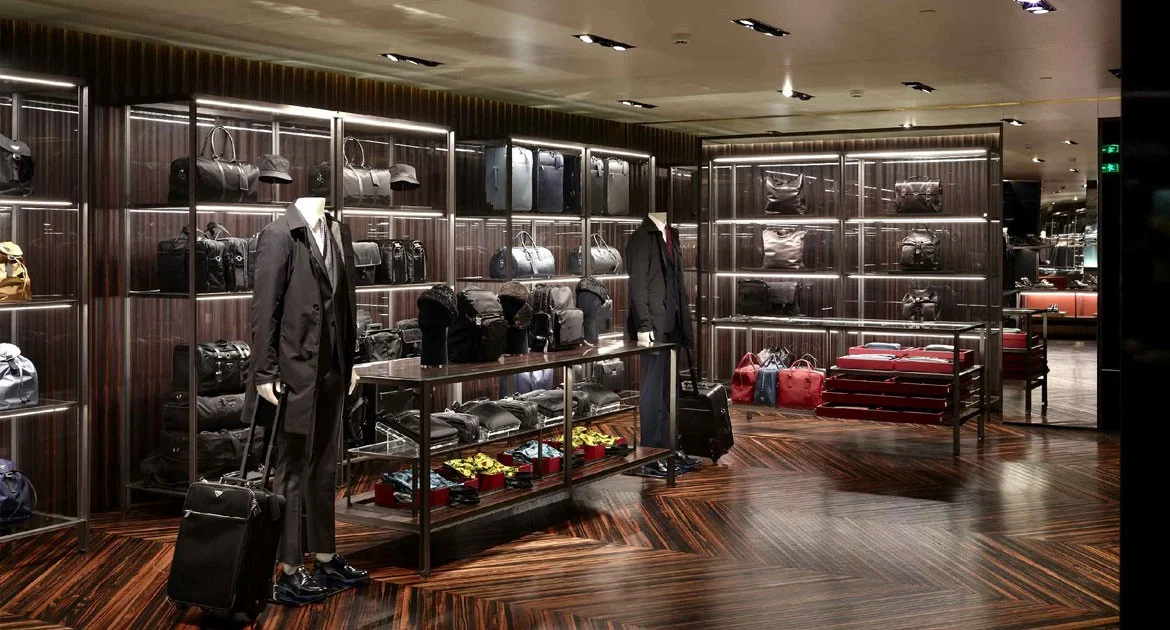 prada-store-s04-114-1170-630-p-center_center-FFFFFF.jpg