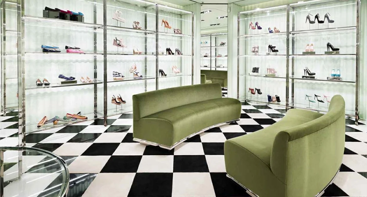 prada-store-s02-113-1170-630-p-center_center-FFFFFF.jpg