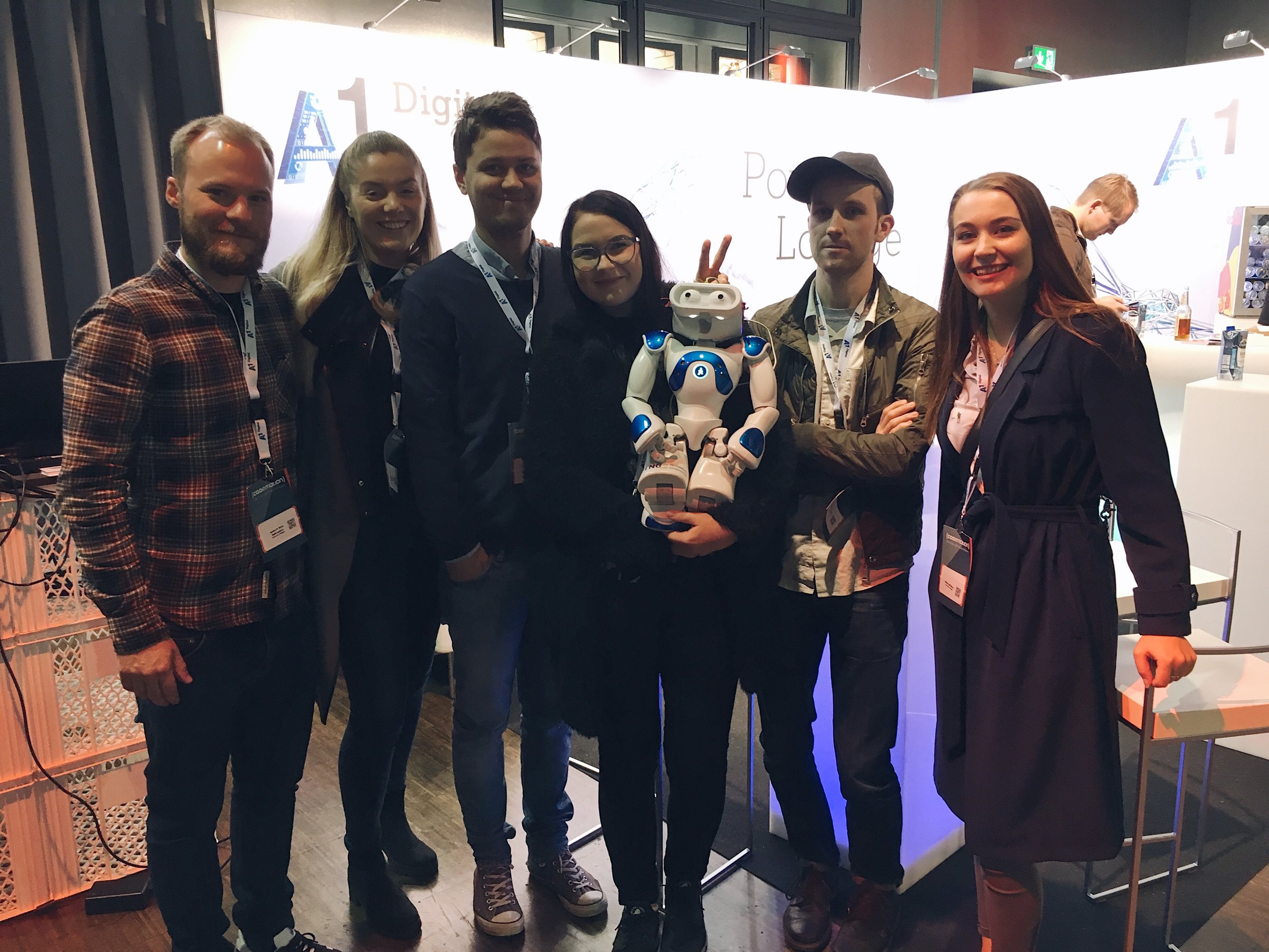Bilde Fra venstre: Audun Klyve Guldbrandsen, Sara Pedersen Stene, Fredrik Håland Jensen, Johanne Marie Christensen Ågotnes, roboten Nao, Gøran Slettemark og Malin Fjell Olsen.