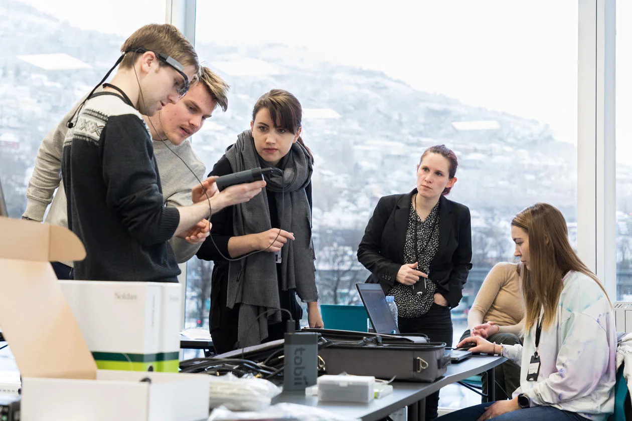 Bilde Fra venstre Mixmaster-student Gøran, Markus, Marthe, kursleder Kristine og Mixmaster-student Malin. Foto: Simon Skjelvik Brandseth, UiB