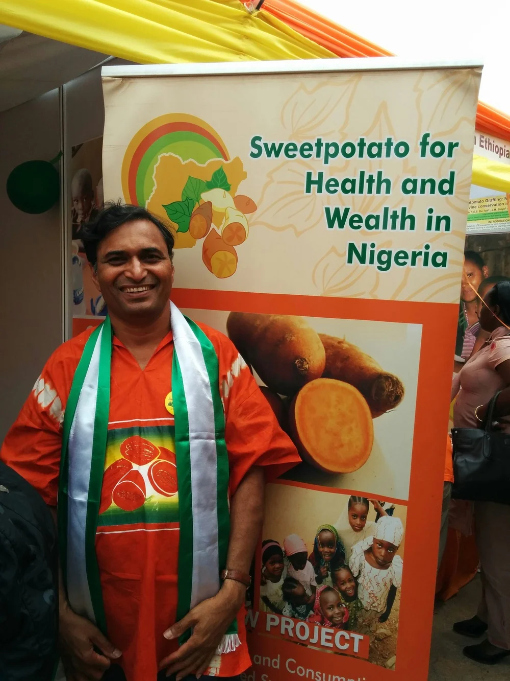 Dr. Mallubhotla celebrating Nigeria's Independence Day & Promoting Orange-fleshed Sweetpotato in Kigali's SPHI Exhibition