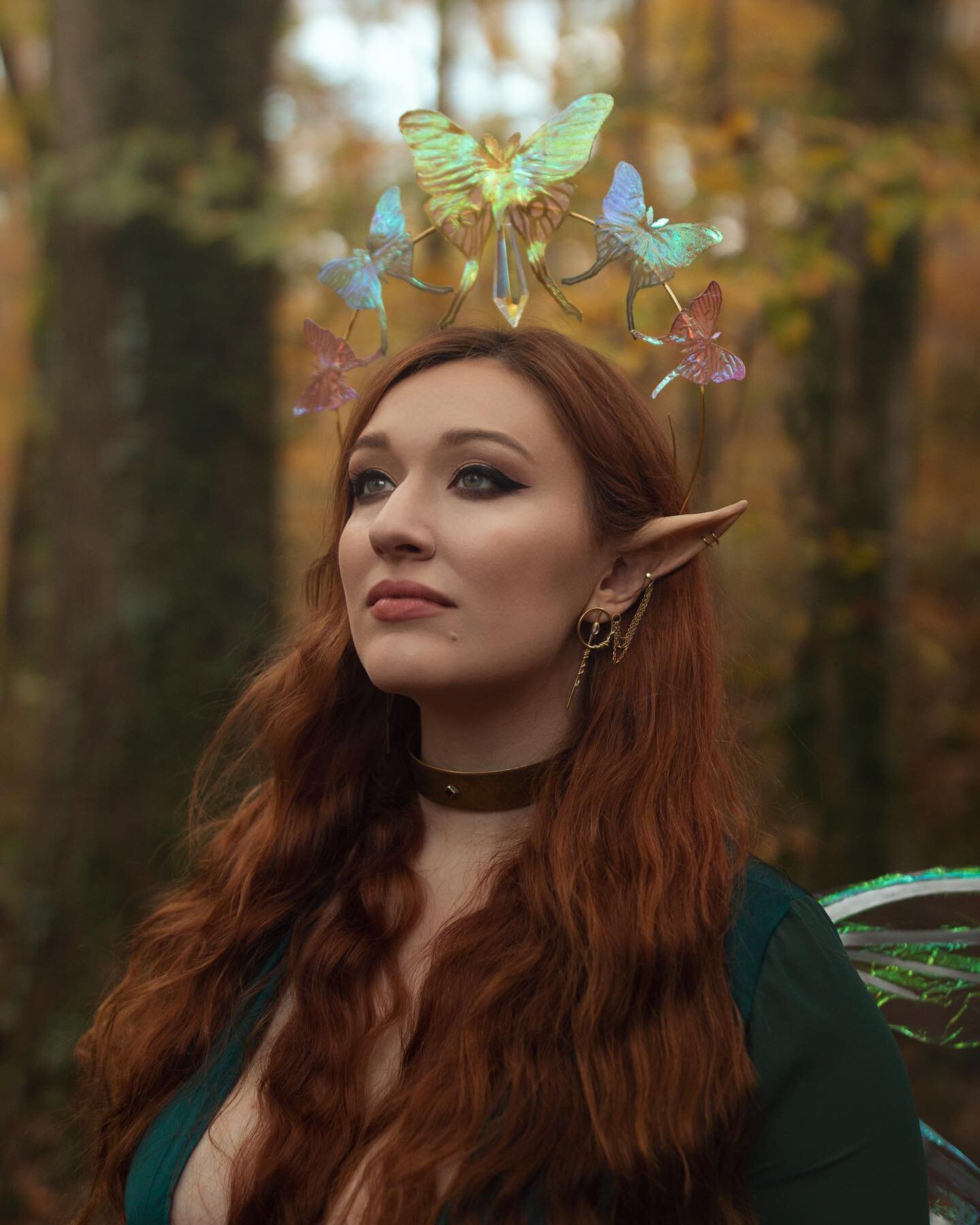 Had to be a little dramatic to show off the first crown I made along with my new jewellery. This crown is made with Luna moths in the pansexual flag colours! A personal project for me so I wanted to really make it my own, I love how it came out. 

Se