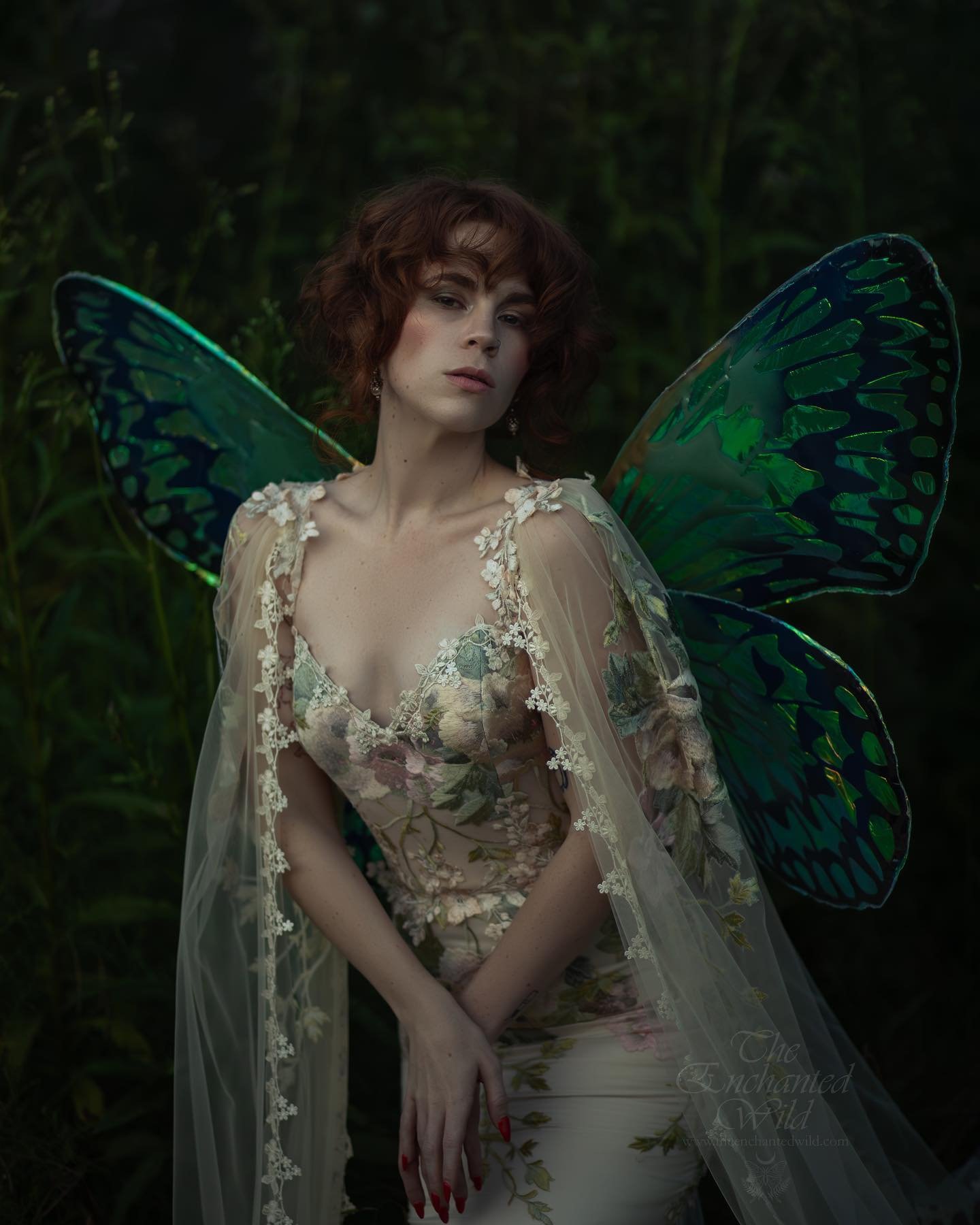 Collaborated with one of my favourite faeries to showcase the variety of possibilities we offer! We captured most of the wings available for photoshoots with three different looks. Here is our first with a beautiful royal fae surrounded by glowing li
