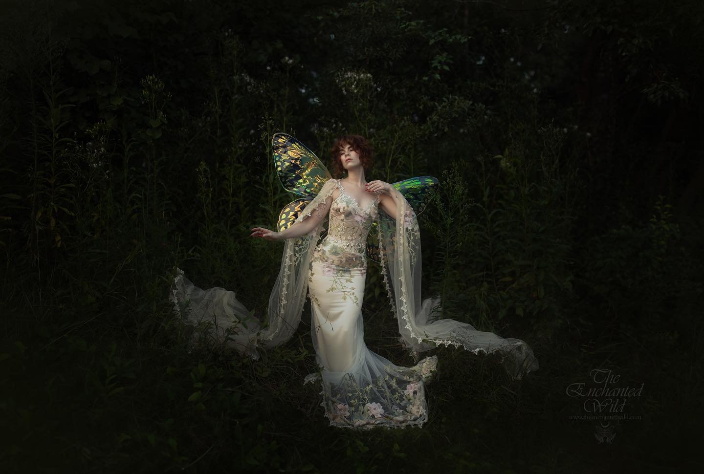 Collaborated with one of my favourite faeries to showcase the variety of possibilities we offer! We captured most of the wings available for photoshoots with three different looks. Here is our first with a beautiful royal fae surrounded by glowing li