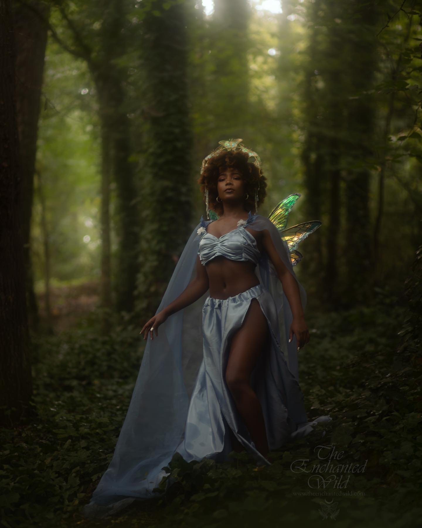 Reunited with @madame_zay to make some faerie magic. Loved getting to deck her out in my newest wings and dance around the forest together. 

Modelling by Zaynah
Photography, wings, crown, and wardrobe by @silverwinteroak / @theenchantedwild
