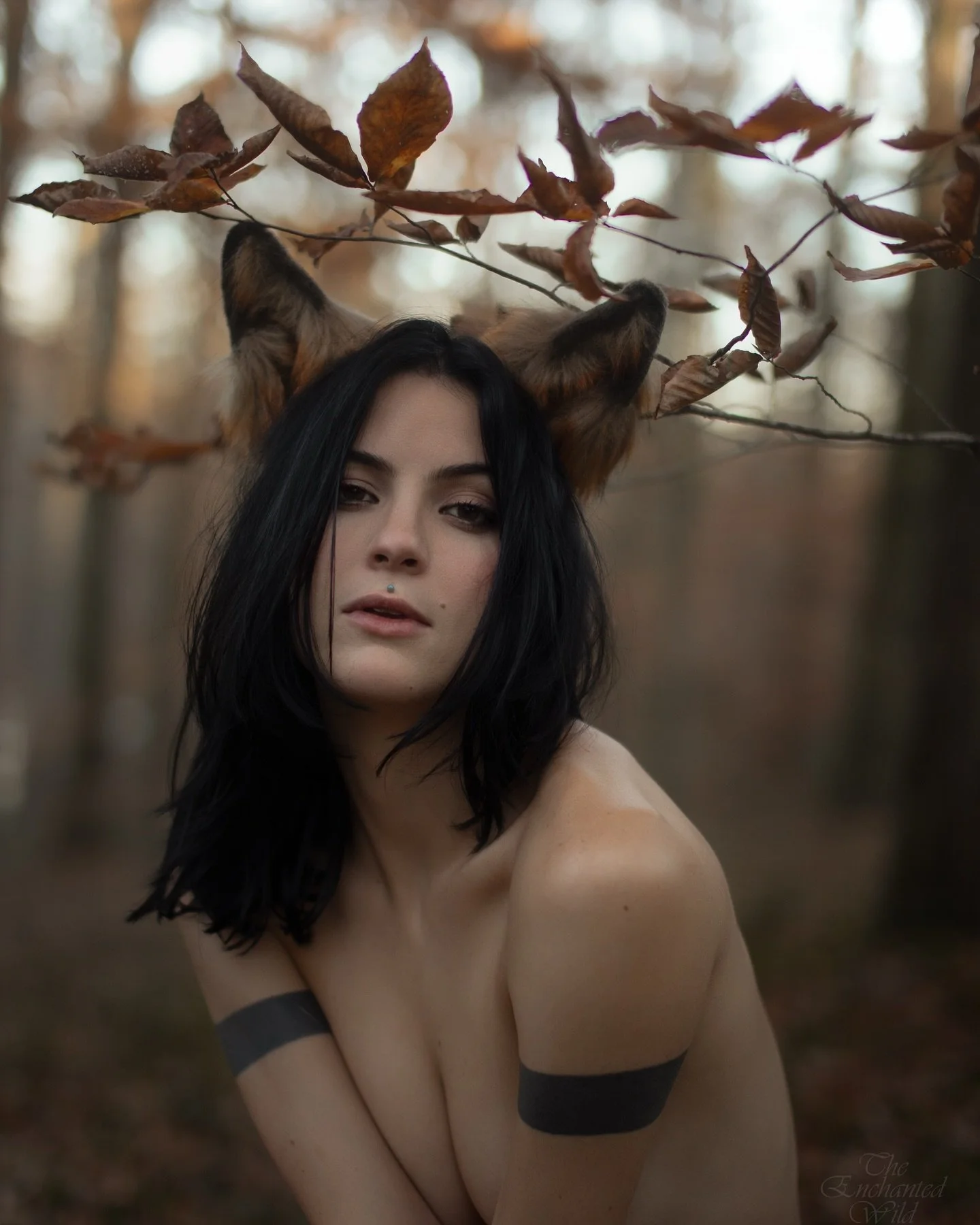 Golden hour is when the magical foxes come out to play ✨
Photography @silverwinteroak / @theenchantedwild 
Model @froggieapple