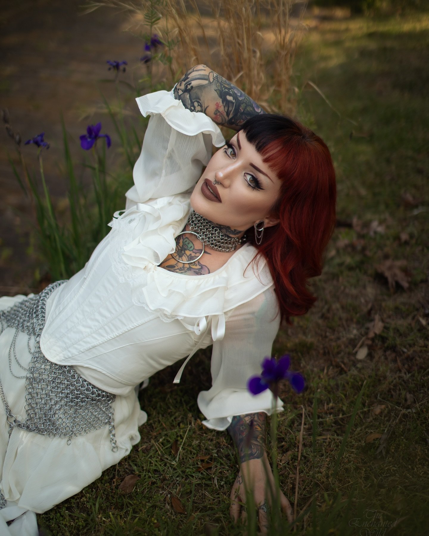 The beautiful @thesilkspectre has had a year of transformation, embracing endings and the great beginnings they can bring. Loved capturing her in her element. 🥀

Photography @silverwinteroak / @theenchantedwild 
Dress &amp; corset @livelyghosts 
Cho