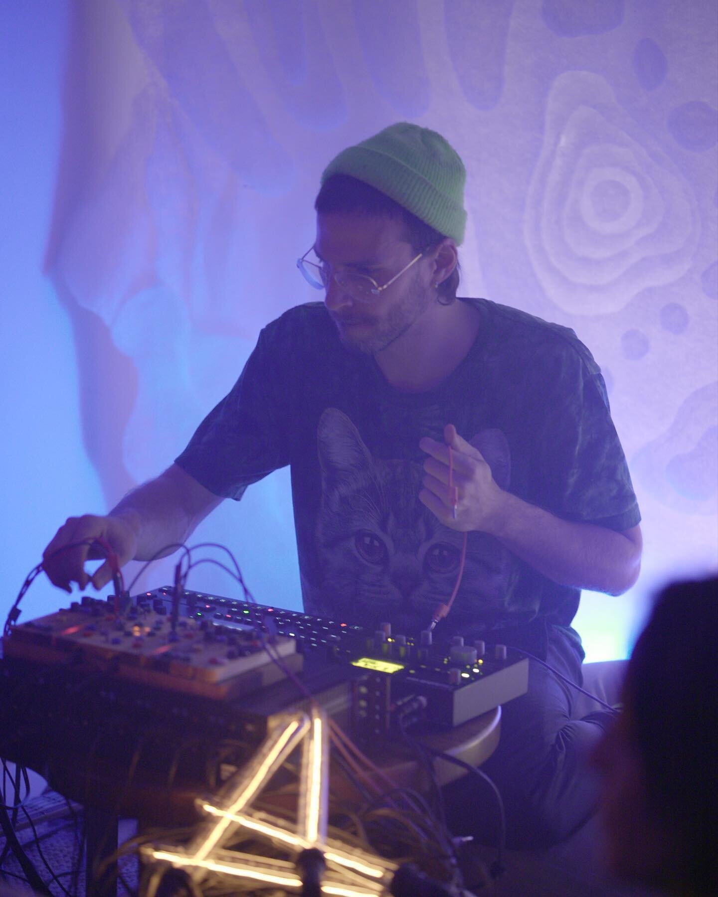 Amazingly rich and playful live set from @holybmusic
