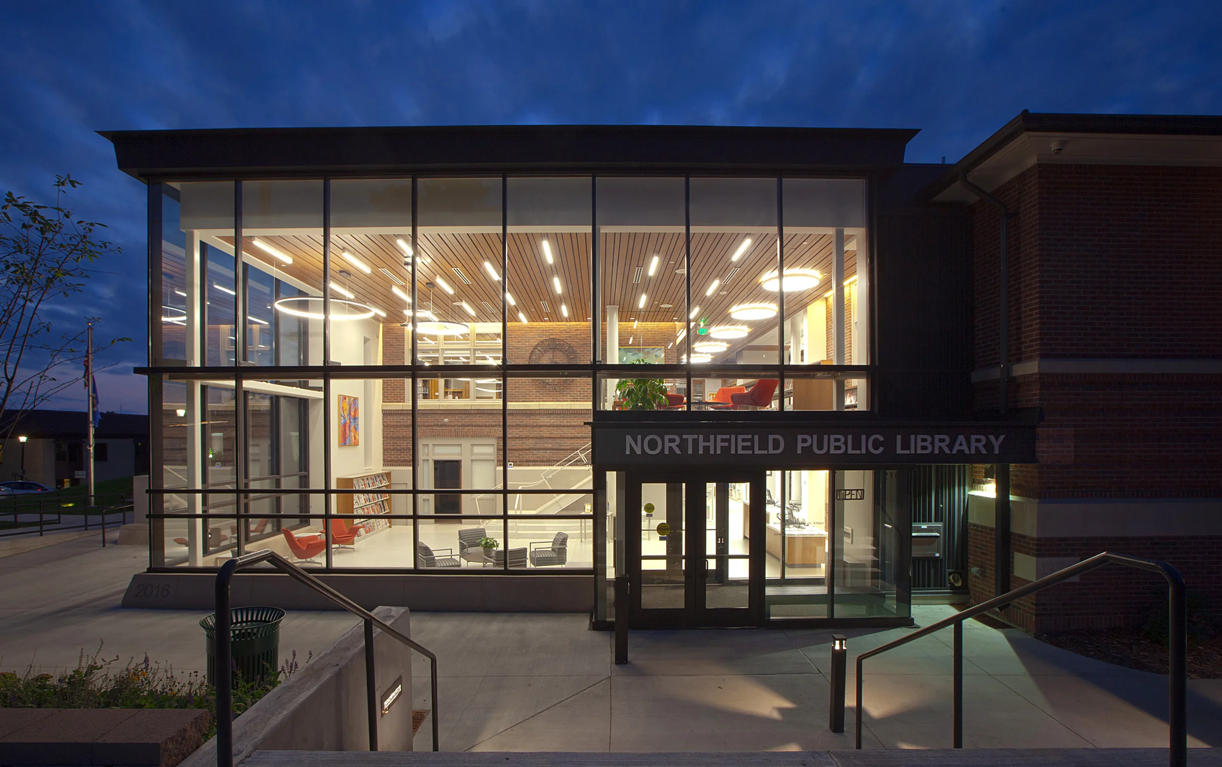 roehrschmitt architecture_northfield public library_exteriorevening.jpg