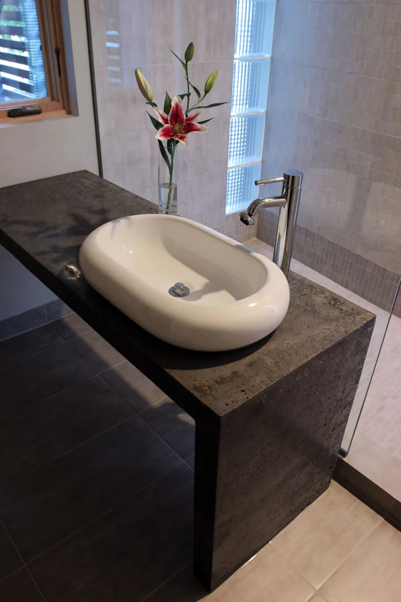 Juliet-House_Interior_downstairs_bath.jpg